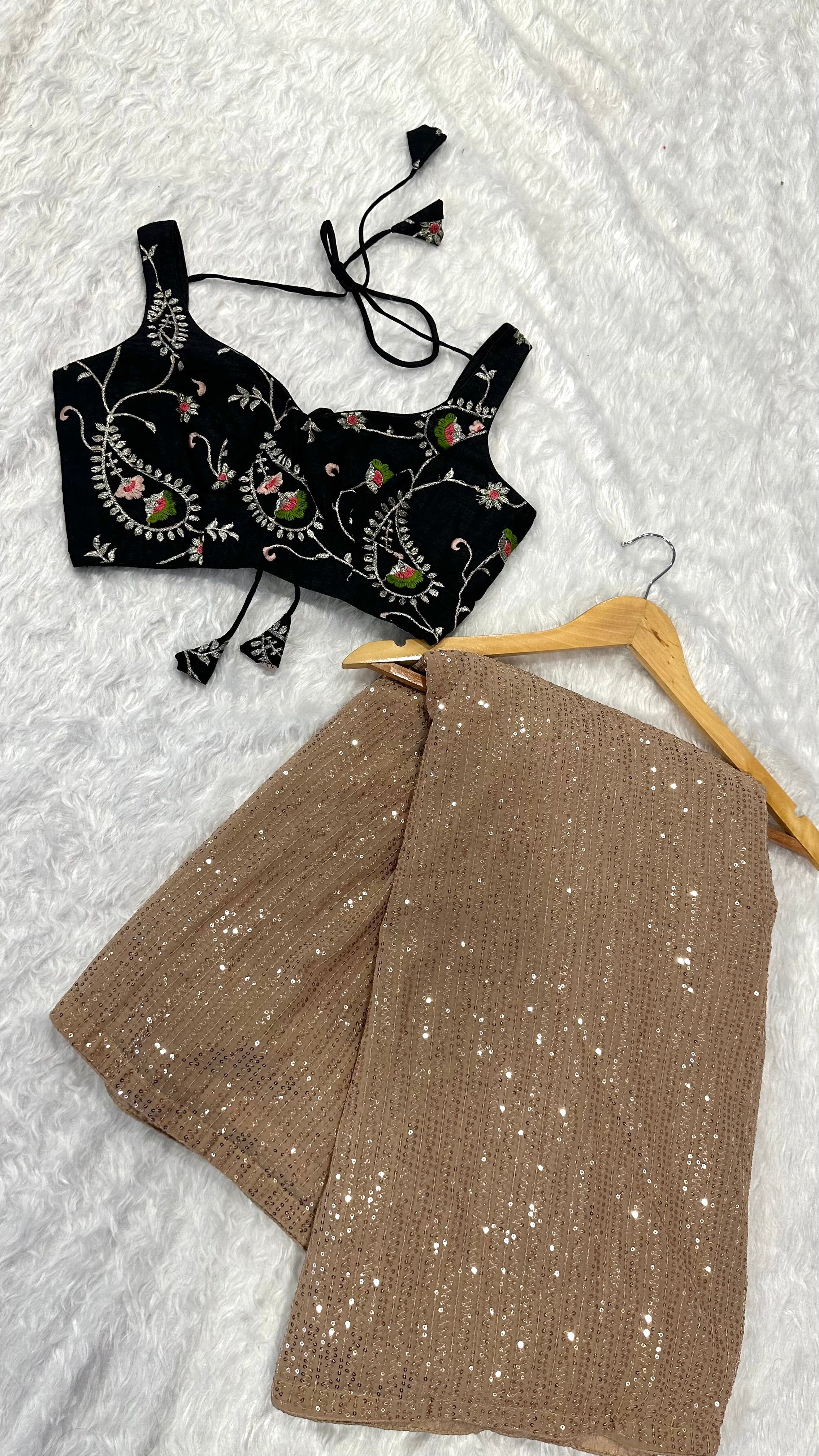 पार्टी के लिए उपयुक्त, सीक्वेंस वर्क वाली खूबसूरत साड़ी