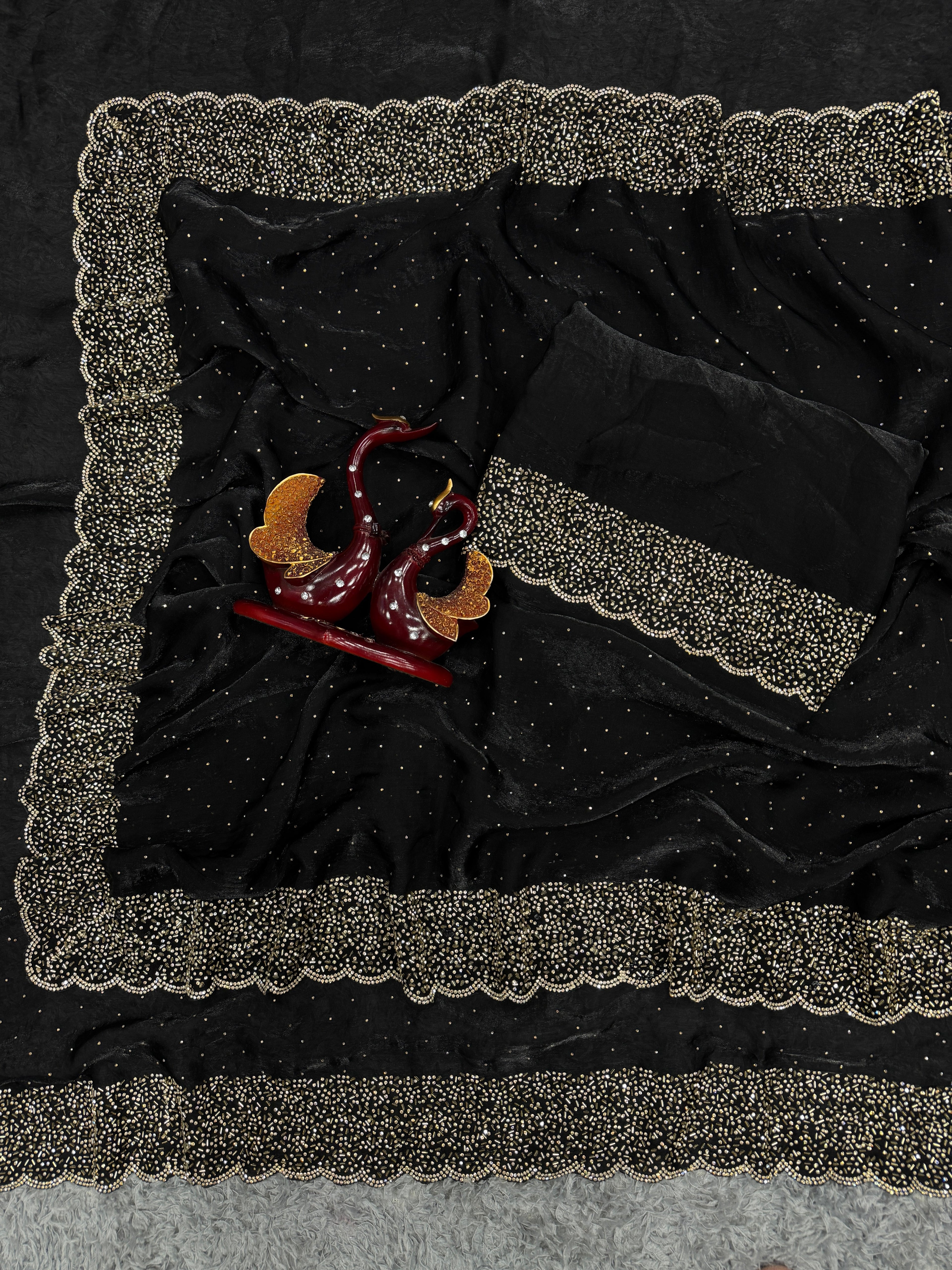 खूबसूरत जारखन डायमंड वर्क वाली डिज़ाइनर साड़ी