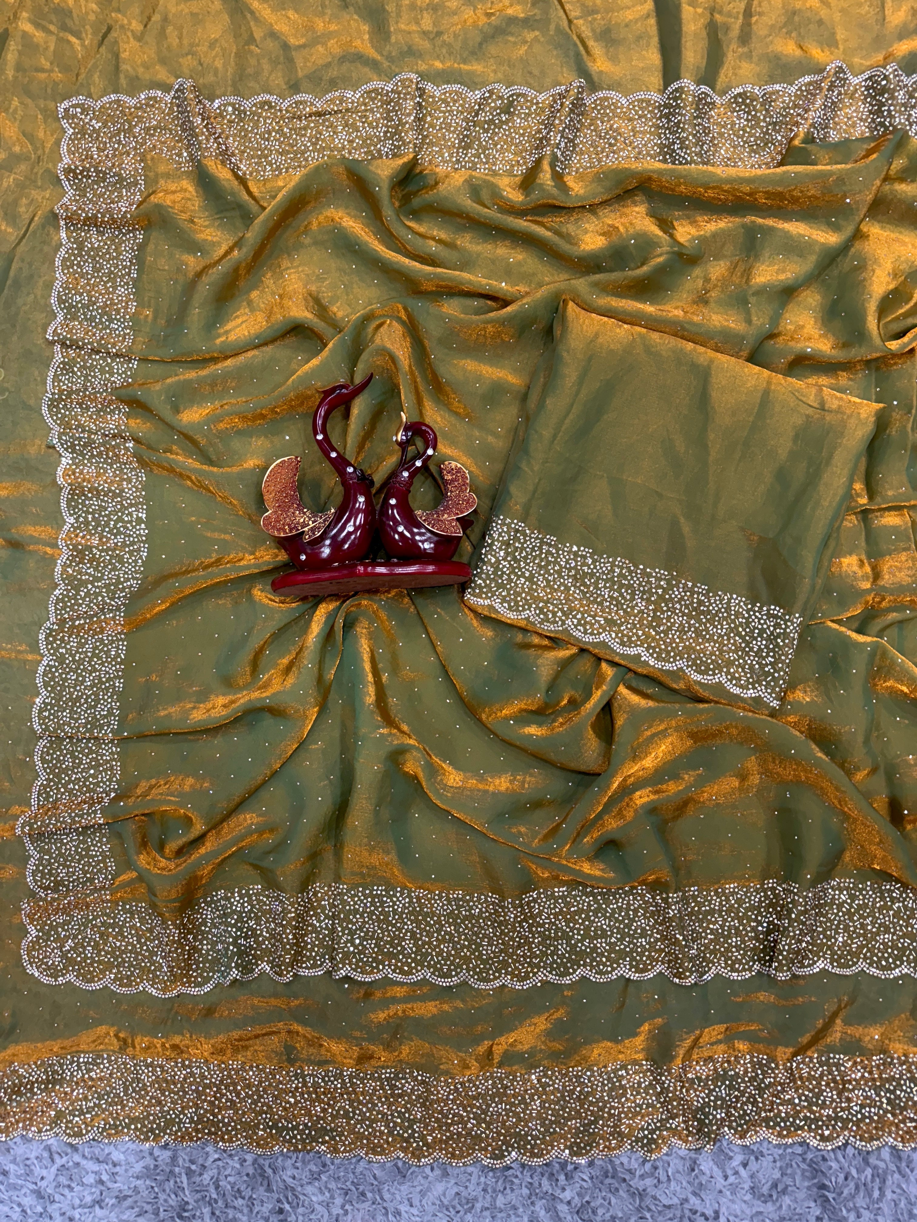 खूबसूरत जारखन डायमंड वर्क वाली डिज़ाइनर साड़ी