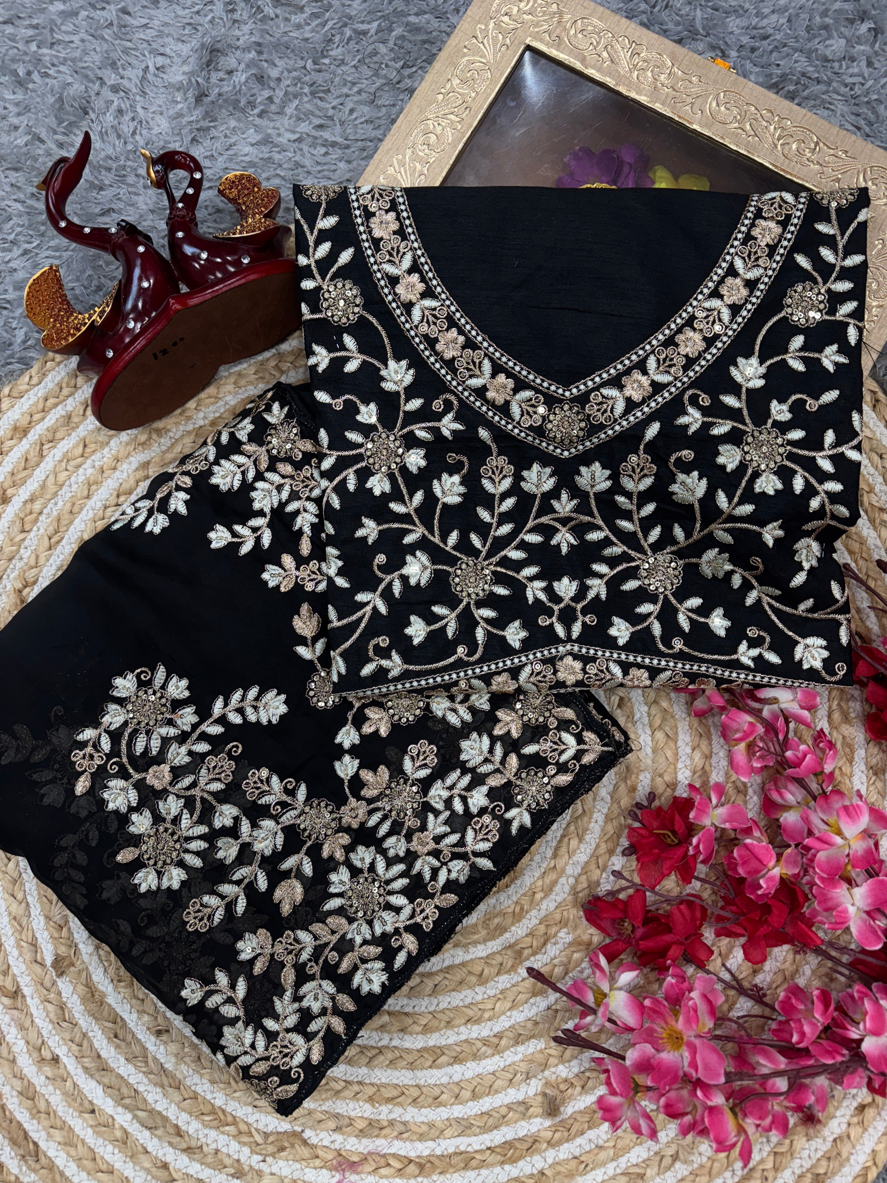 सीक्वेंस और ज़री की कढ़ाई वाली खूबसूरत पार्टी वेयर साड़ी