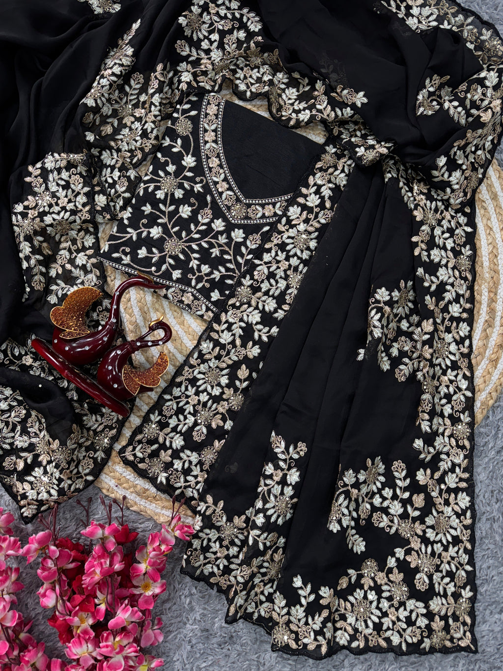 सीक्वेंस और ज़री की कढ़ाई वाली खूबसूरत पार्टी वेयर साड़ी