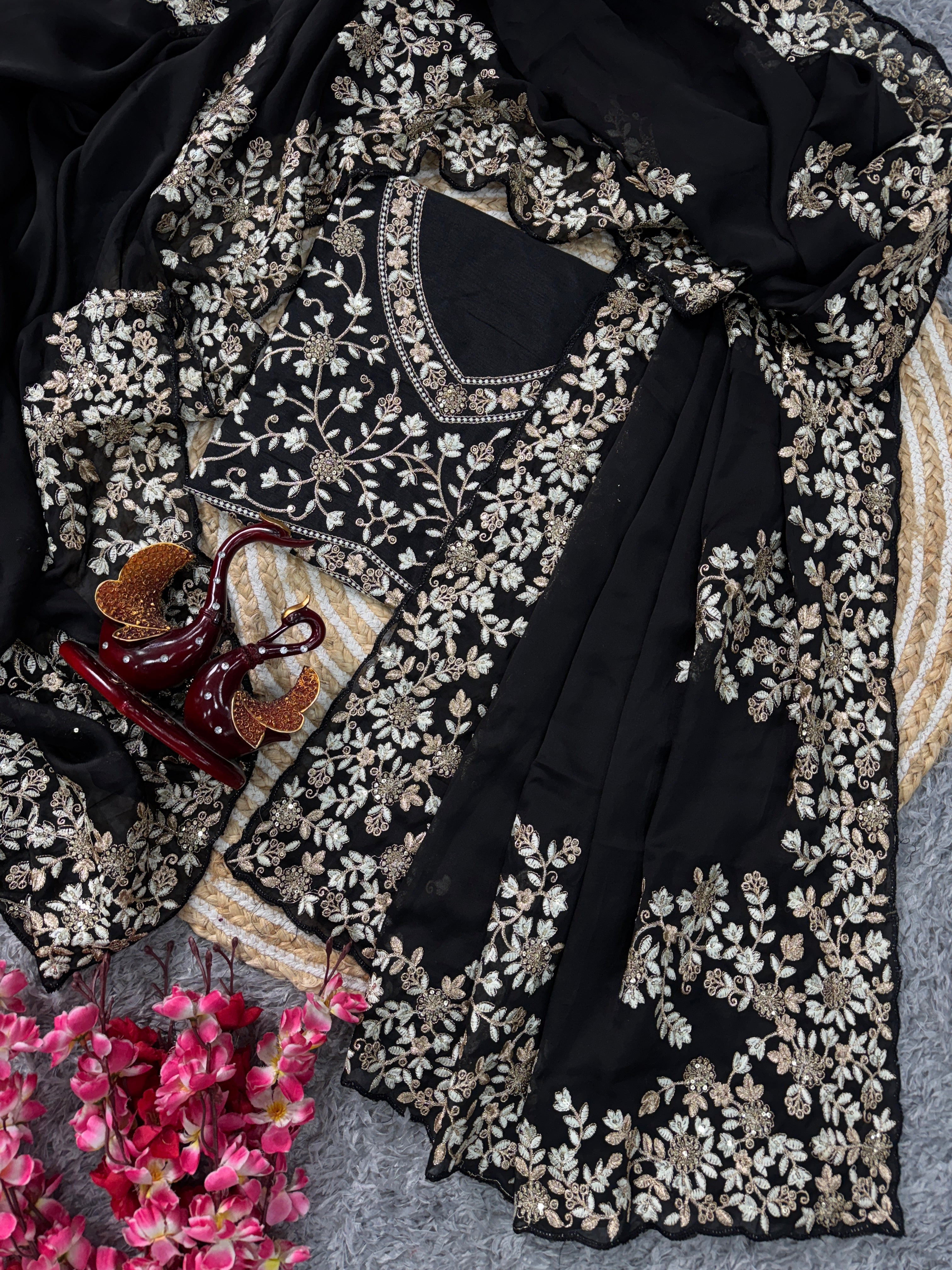 सीक्वेंस और ज़री की कढ़ाई वाली खूबसूरत पार्टी वेयर साड़ी