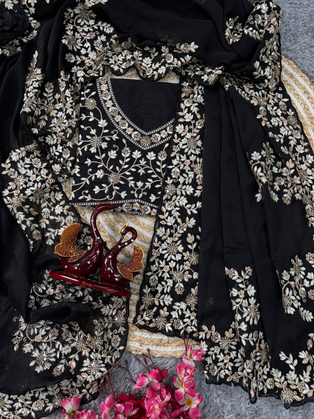 सीक्वेंस और ज़री की कढ़ाई वाली खूबसूरत पार्टी वेयर साड़ी