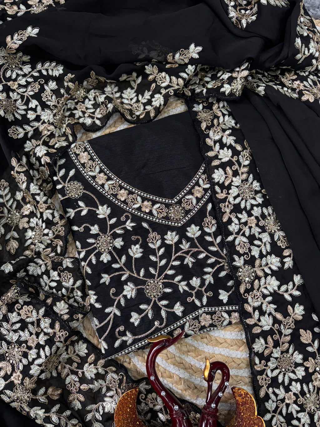 सीक्वेंस और ज़री की कढ़ाई वाली खूबसूरत पार्टी वेयर साड़ी