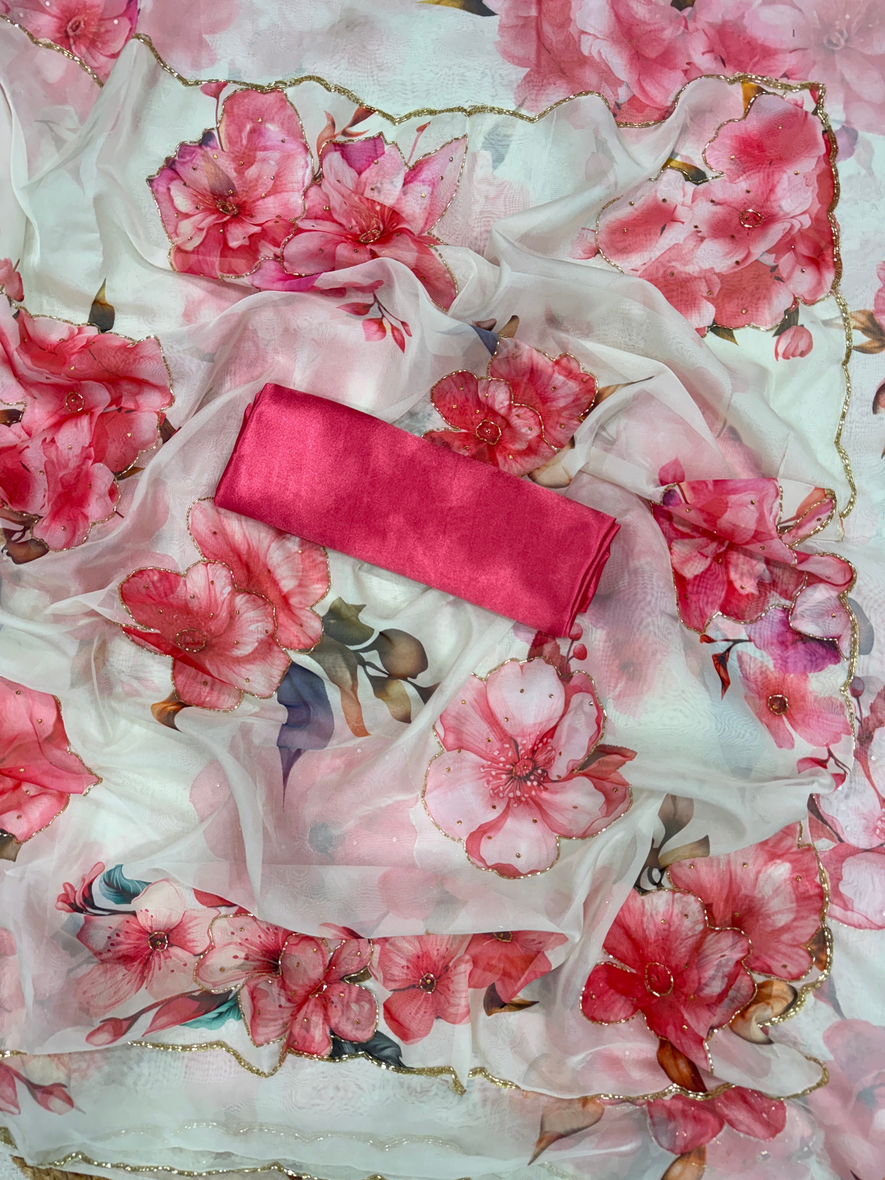 पार्टी वियर के लिए डायमंड हैंडवर्क वाली खूबसूरत साड़ी