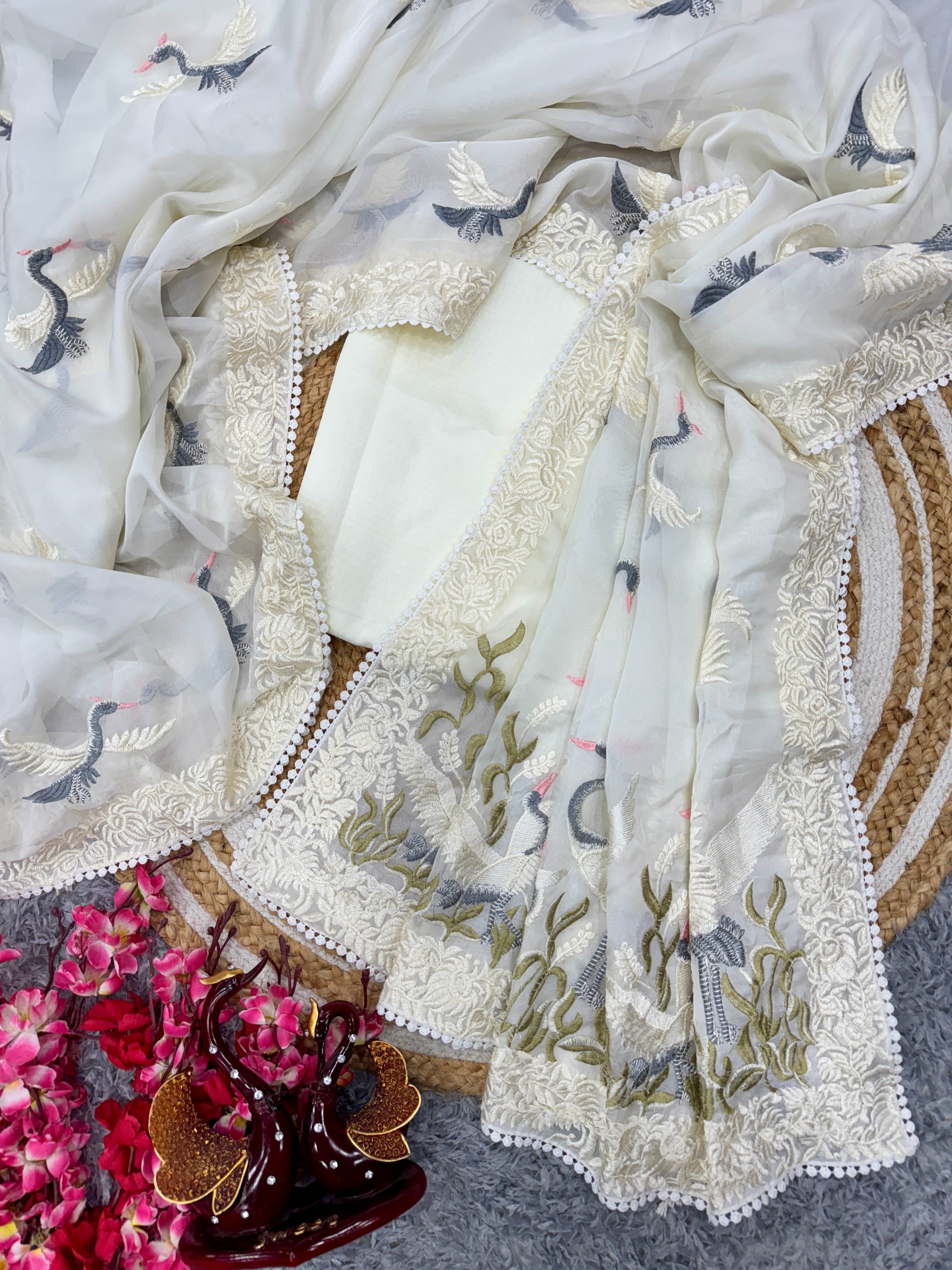 खूबसूरत बहुरंगी धागे की कढ़ाई वाली डिज़ाइनर साड़ी