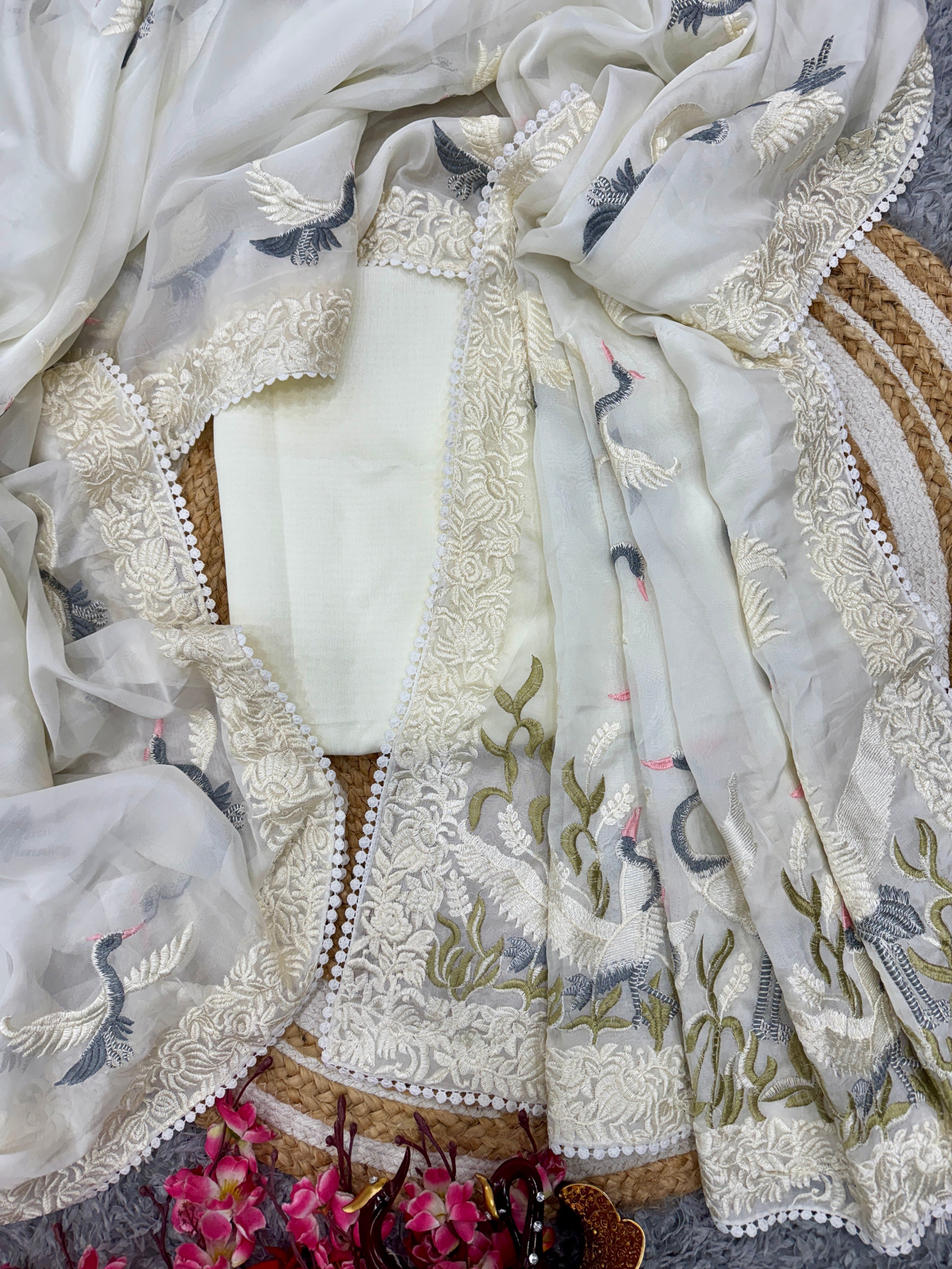 खूबसूरत बहुरंगी धागे की कढ़ाई वाली डिज़ाइनर साड़ी