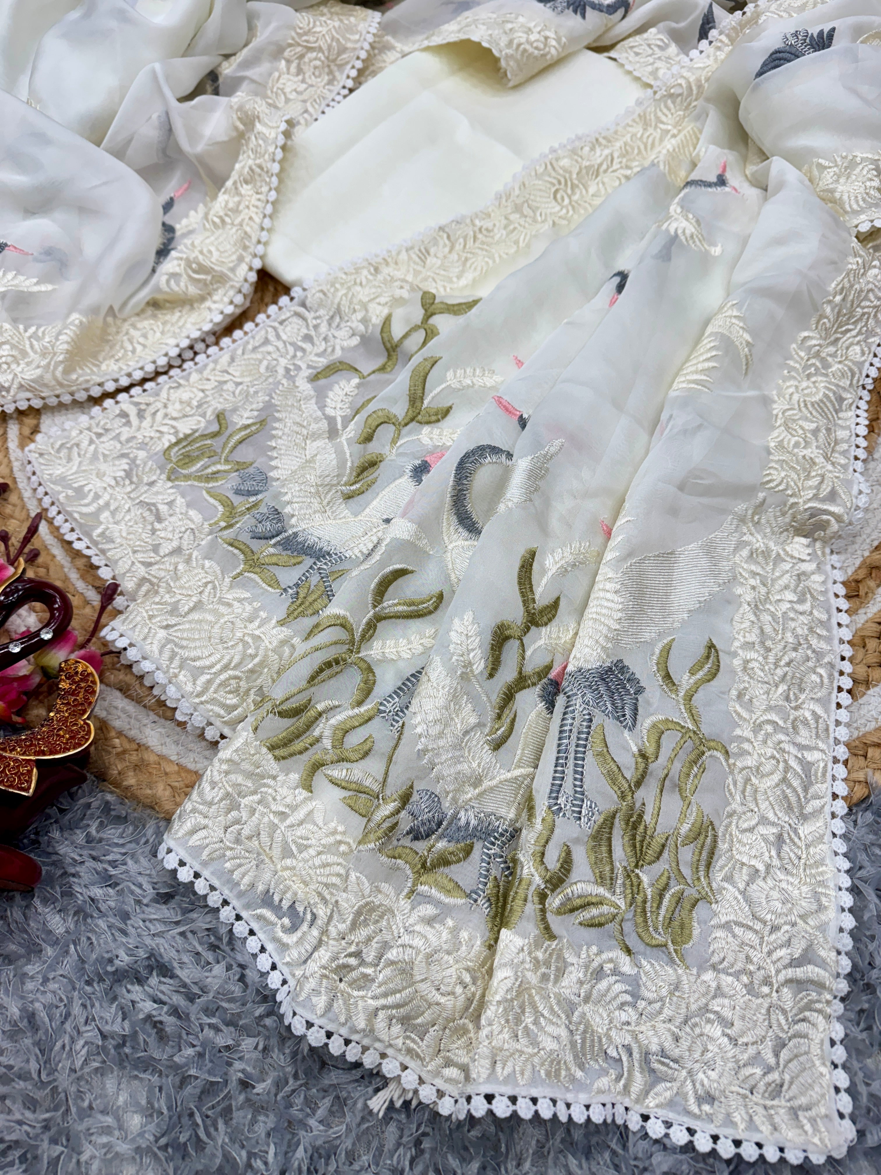 खूबसूरत बहुरंगी धागे की कढ़ाई वाली डिज़ाइनर साड़ी