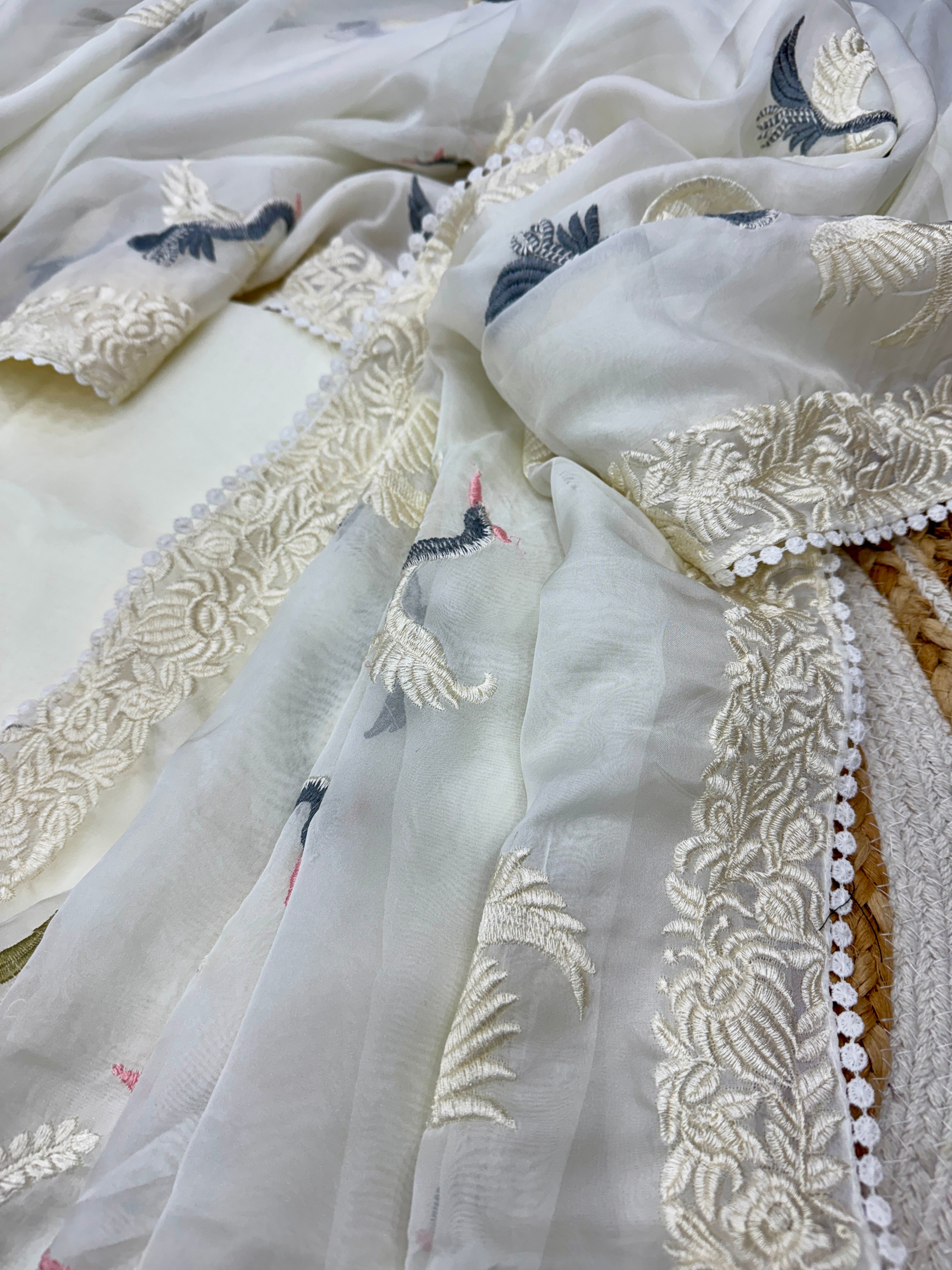 खूबसूरत बहुरंगी धागे की कढ़ाई वाली डिज़ाइनर साड़ी