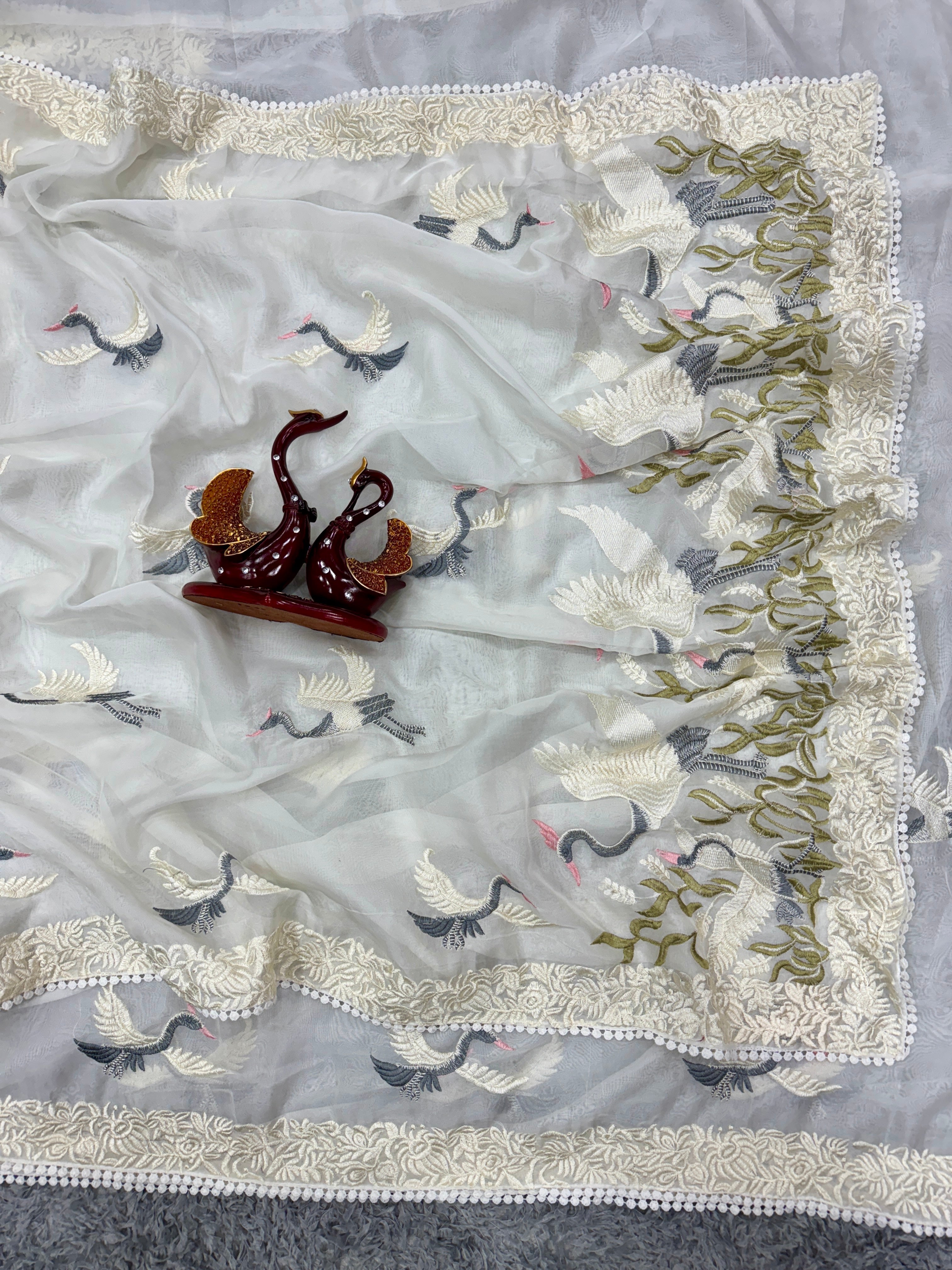 खूबसूरत बहुरंगी धागे की कढ़ाई वाली डिज़ाइनर साड़ी