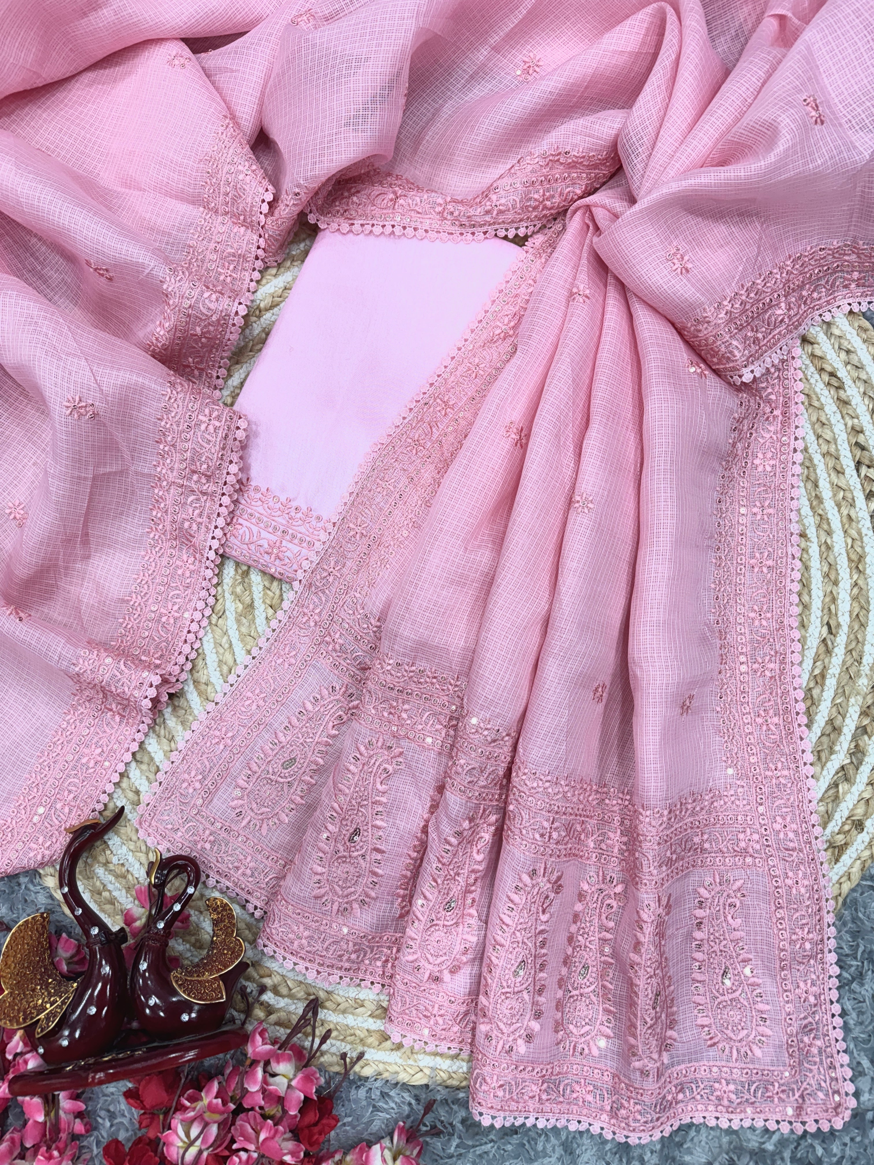 सीक्वेंस और धागे की कढ़ाई वाली डिज़ाइनर साड़ी