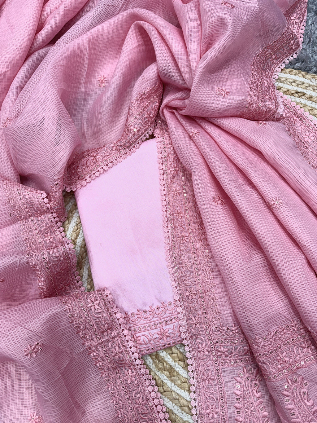 सीक्वेंस और धागे की कढ़ाई वाली डिज़ाइनर साड़ी