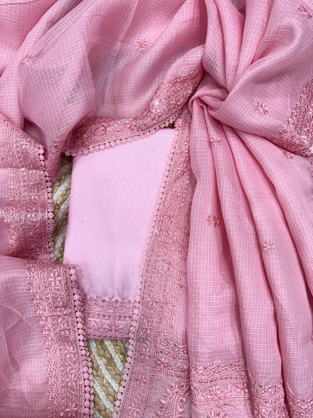 सीक्वेंस और धागे की कढ़ाई वाली डिज़ाइनर साड़ी