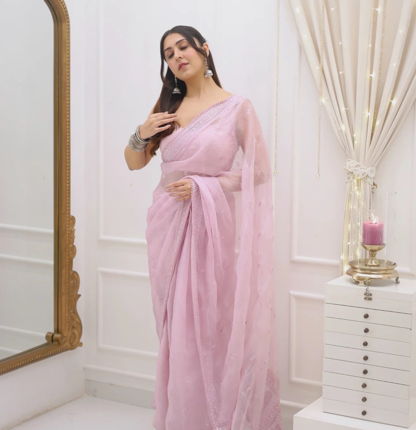 सीक्वेंस और धागे की कढ़ाई वाली डिज़ाइनर साड़ी
