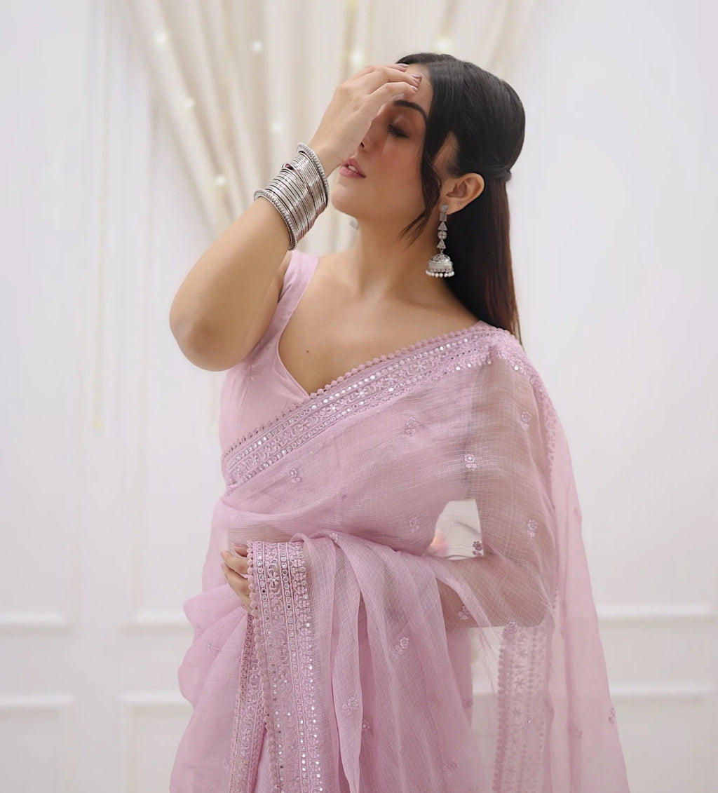 सीक्वेंस और धागे की कढ़ाई वाली डिज़ाइनर साड़ी