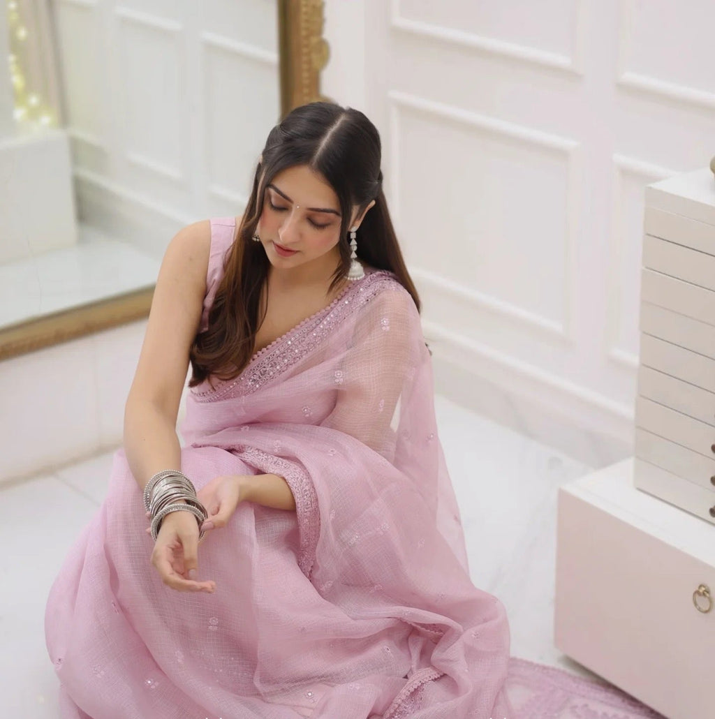 सीक्वेंस और धागे की कढ़ाई वाली डिज़ाइनर साड़ी