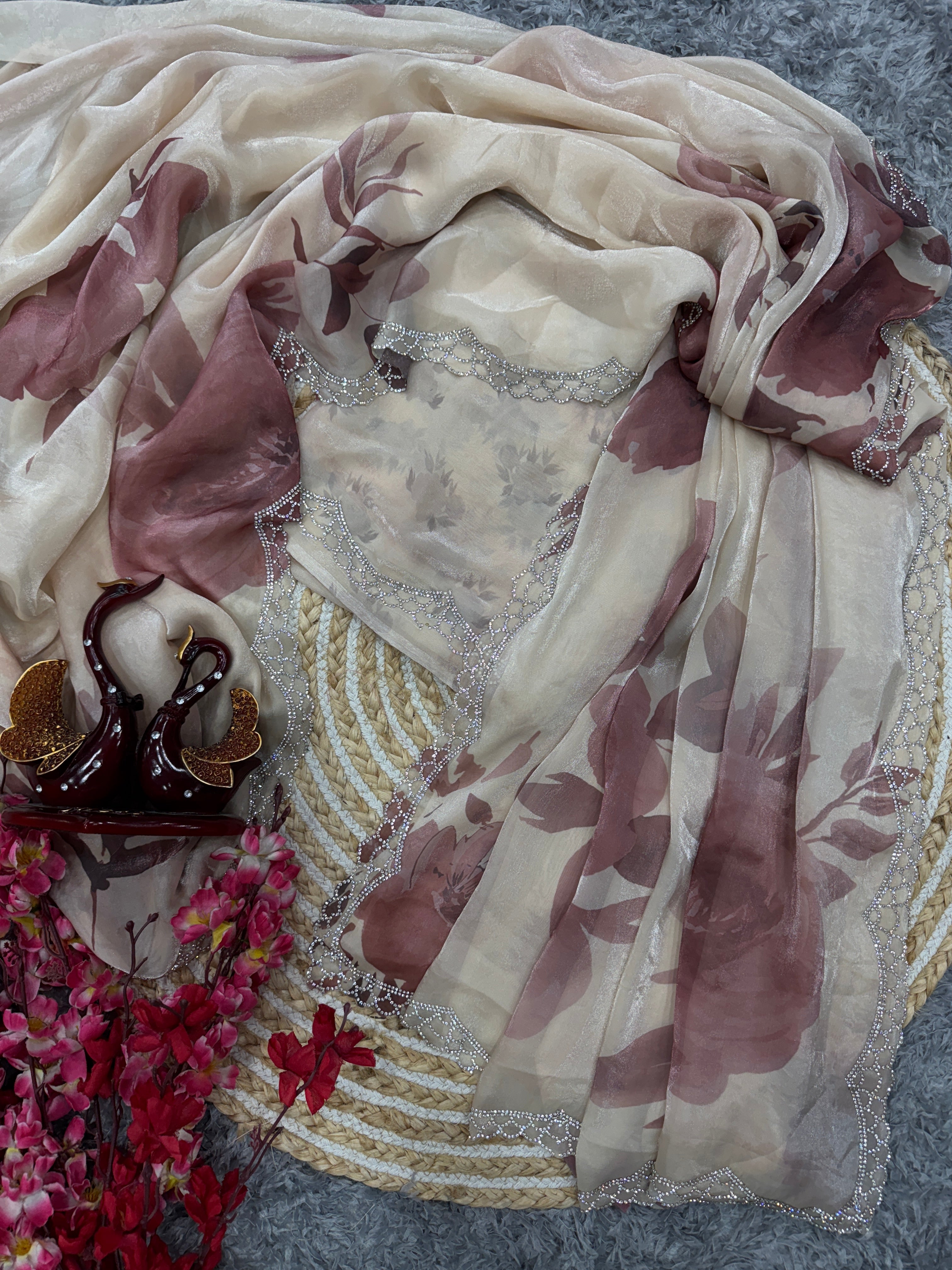 खूबसूरत फ्लोरल प्रिंट और डायमंड वर्क वाली डिज़ाइनर साड़ी