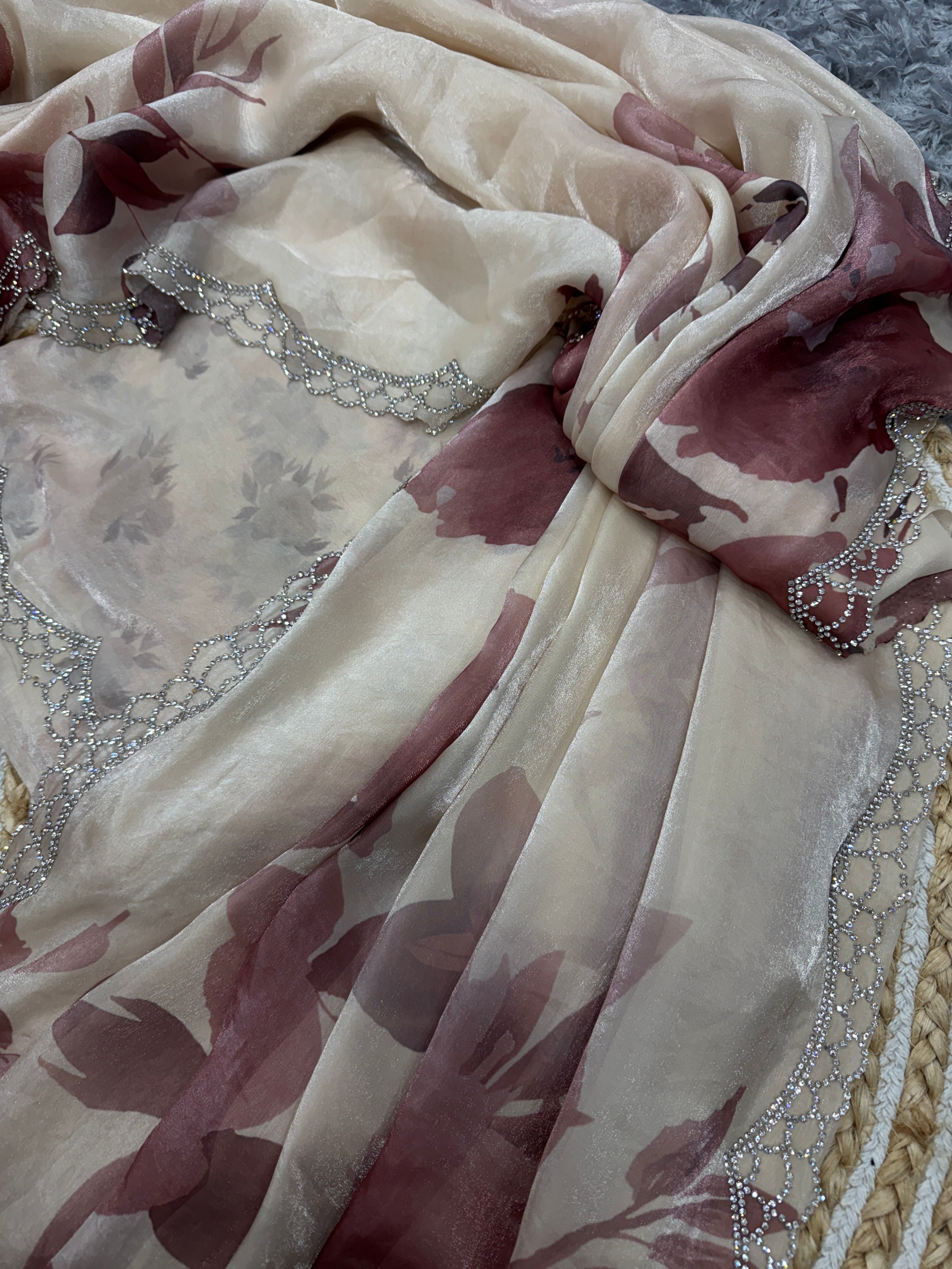 खूबसूरत फ्लोरल प्रिंट और डायमंड वर्क वाली डिज़ाइनर साड़ी