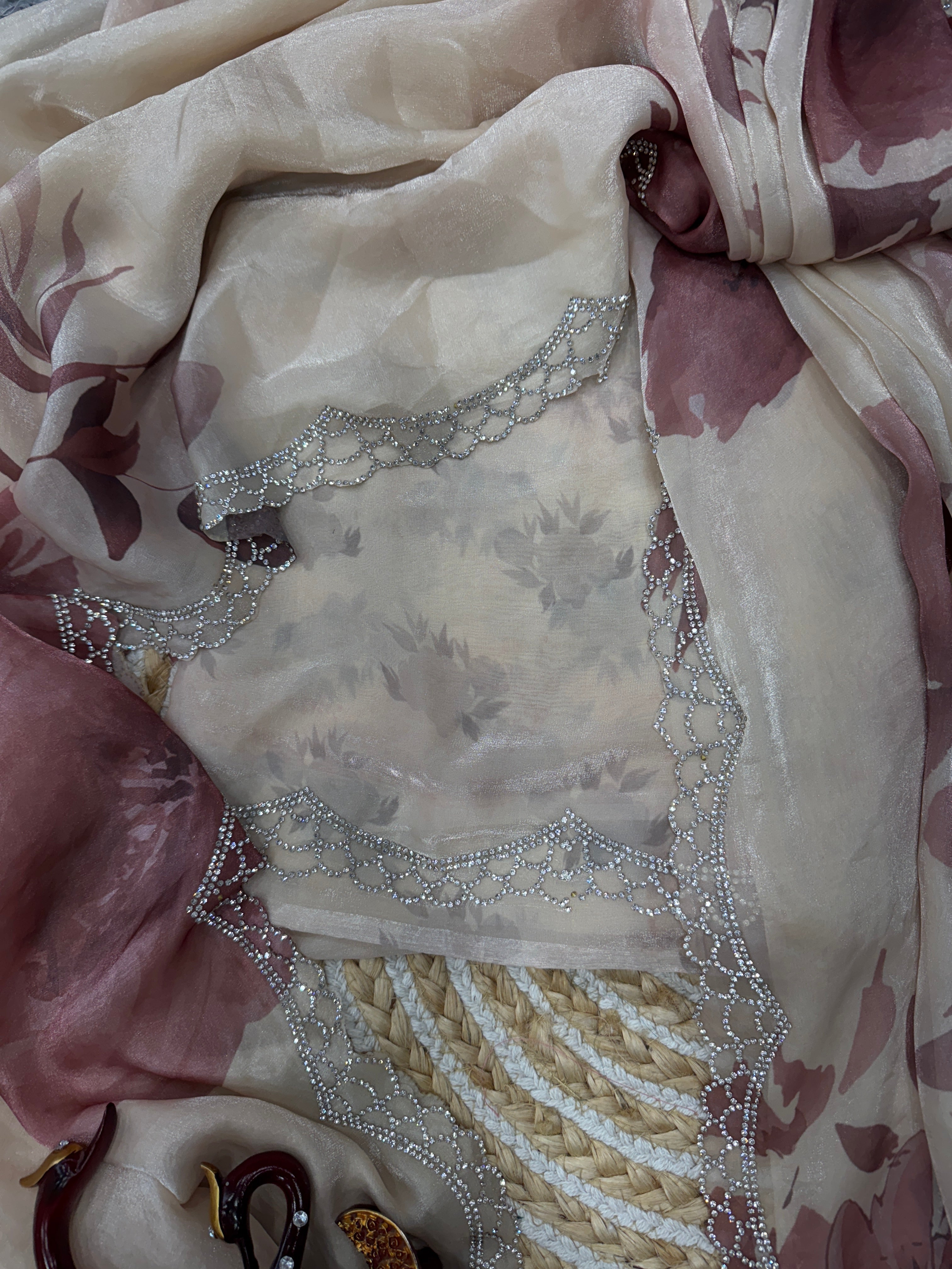 खूबसूरत फ्लोरल प्रिंट और डायमंड वर्क वाली डिज़ाइनर साड़ी