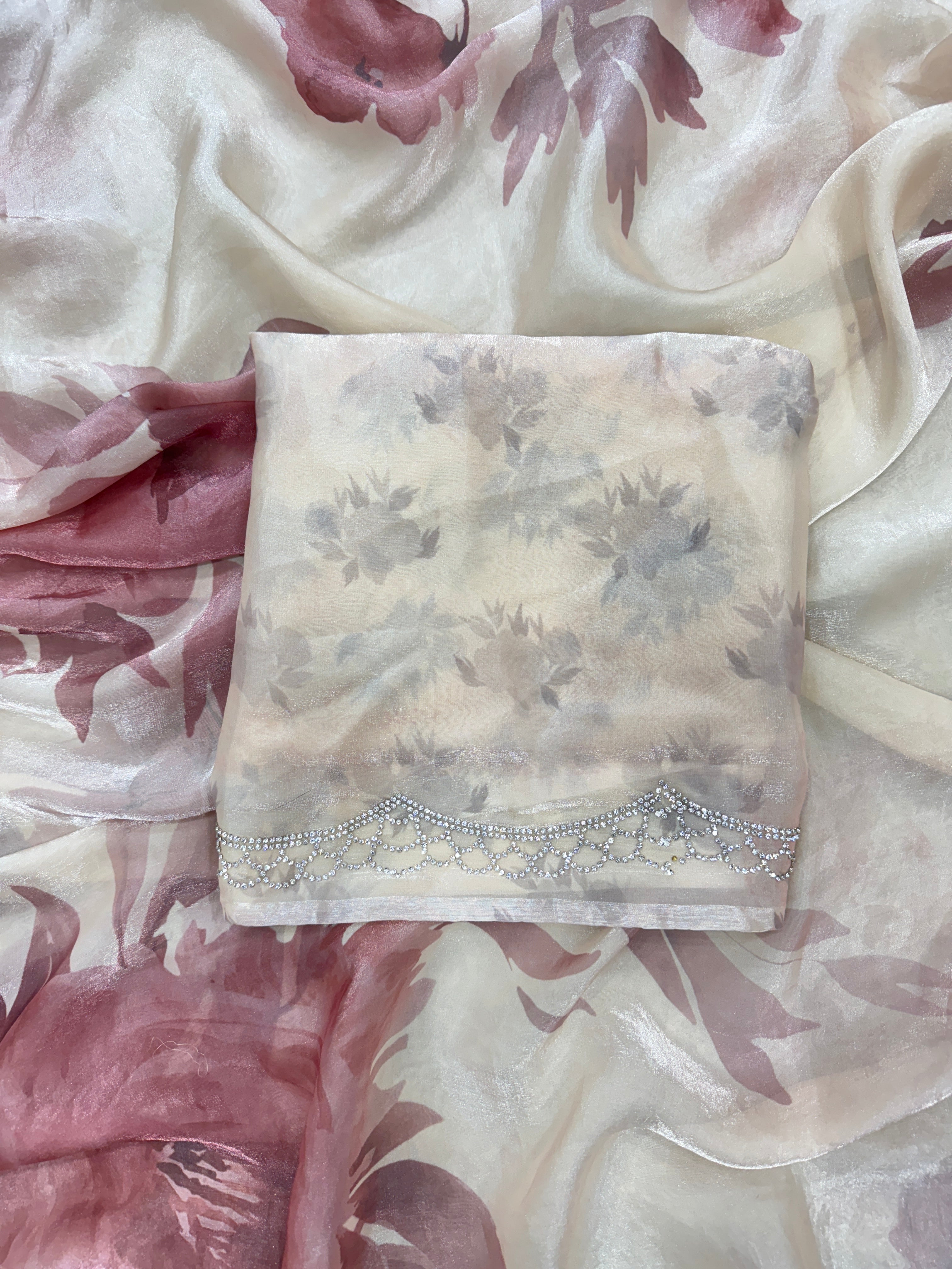 खूबसूरत फ्लोरल प्रिंट और डायमंड वर्क वाली डिज़ाइनर साड़ी