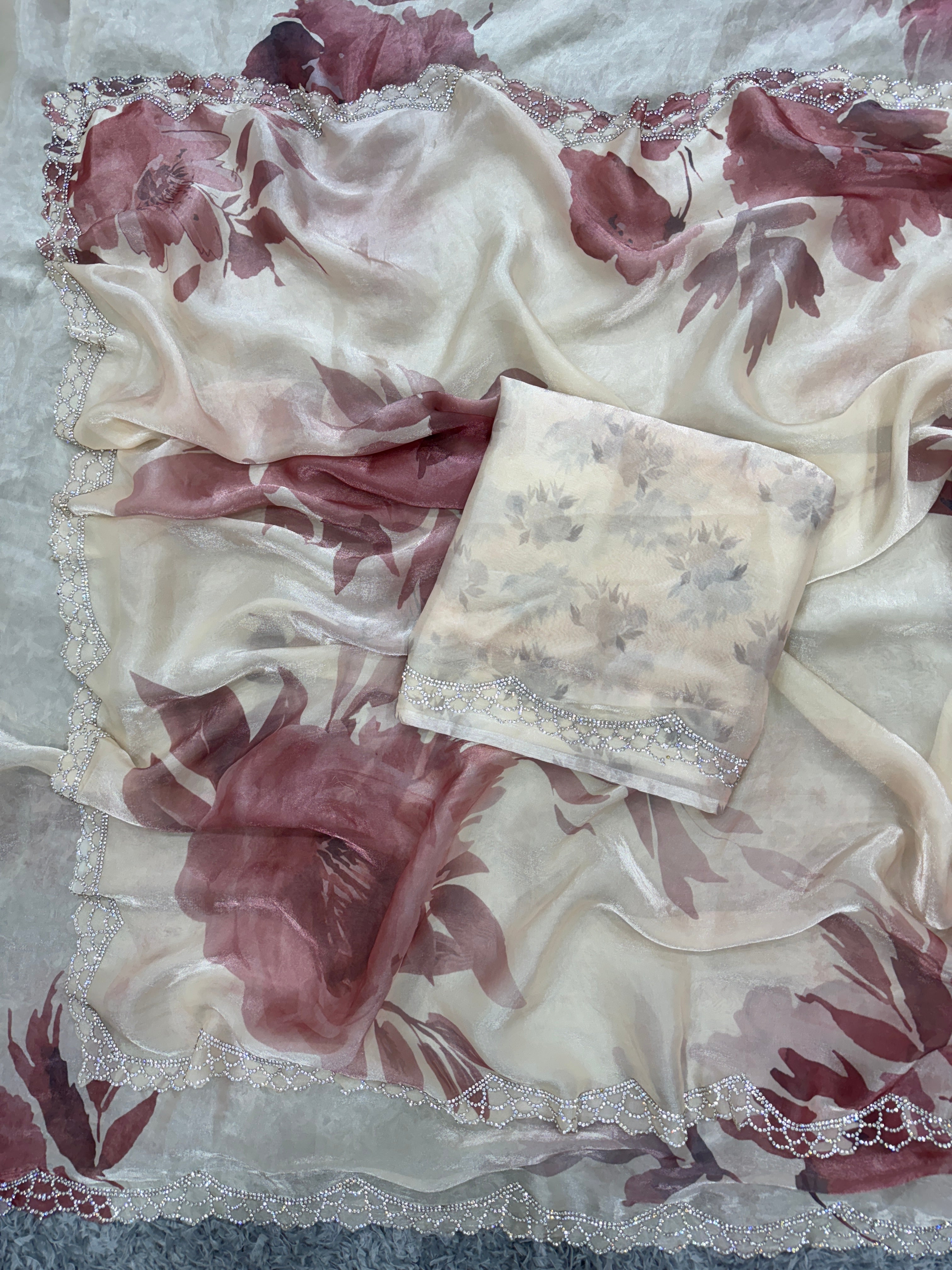 खूबसूरत फ्लोरल प्रिंट और डायमंड वर्क वाली डिज़ाइनर साड़ी