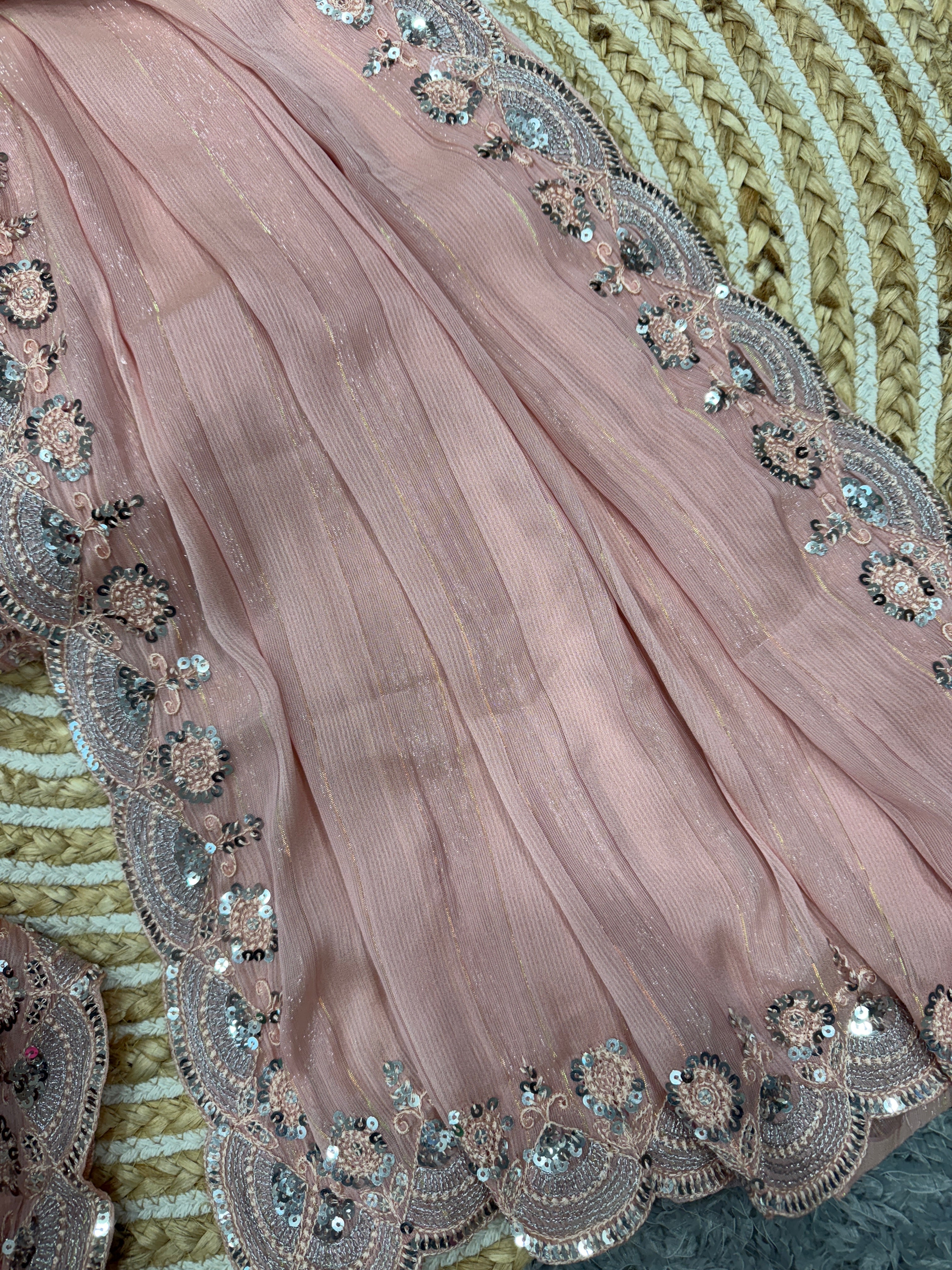 डिजाइनर पार्टी वेयर साड़ी, सीक्वेंस और कढ़ाई वर्क के साथ