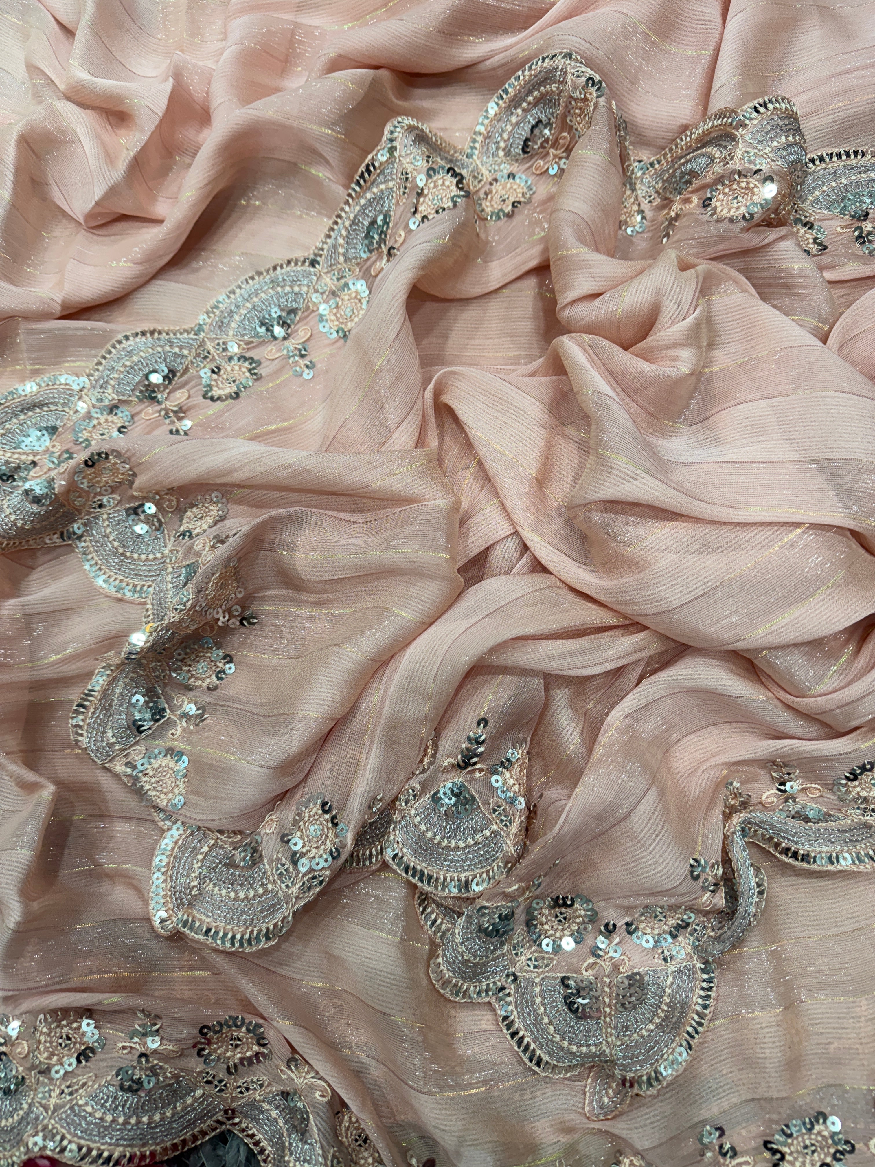 डिजाइनर पार्टी वेयर साड़ी, सीक्वेंस और कढ़ाई वर्क के साथ