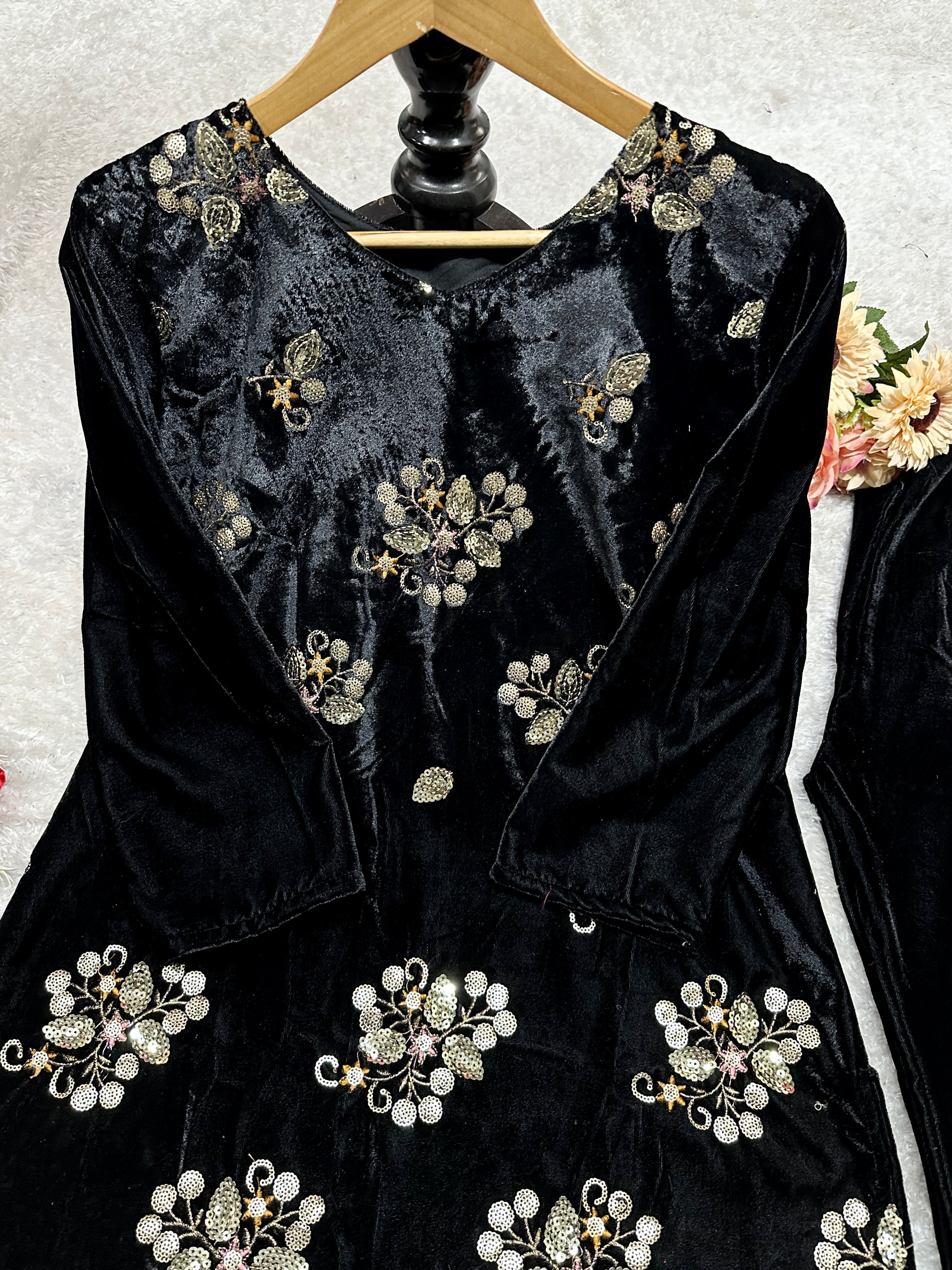 कढ़ाई वर्क से सजा खूबसूरत पार्टी वेयर टॉप और बॉटम