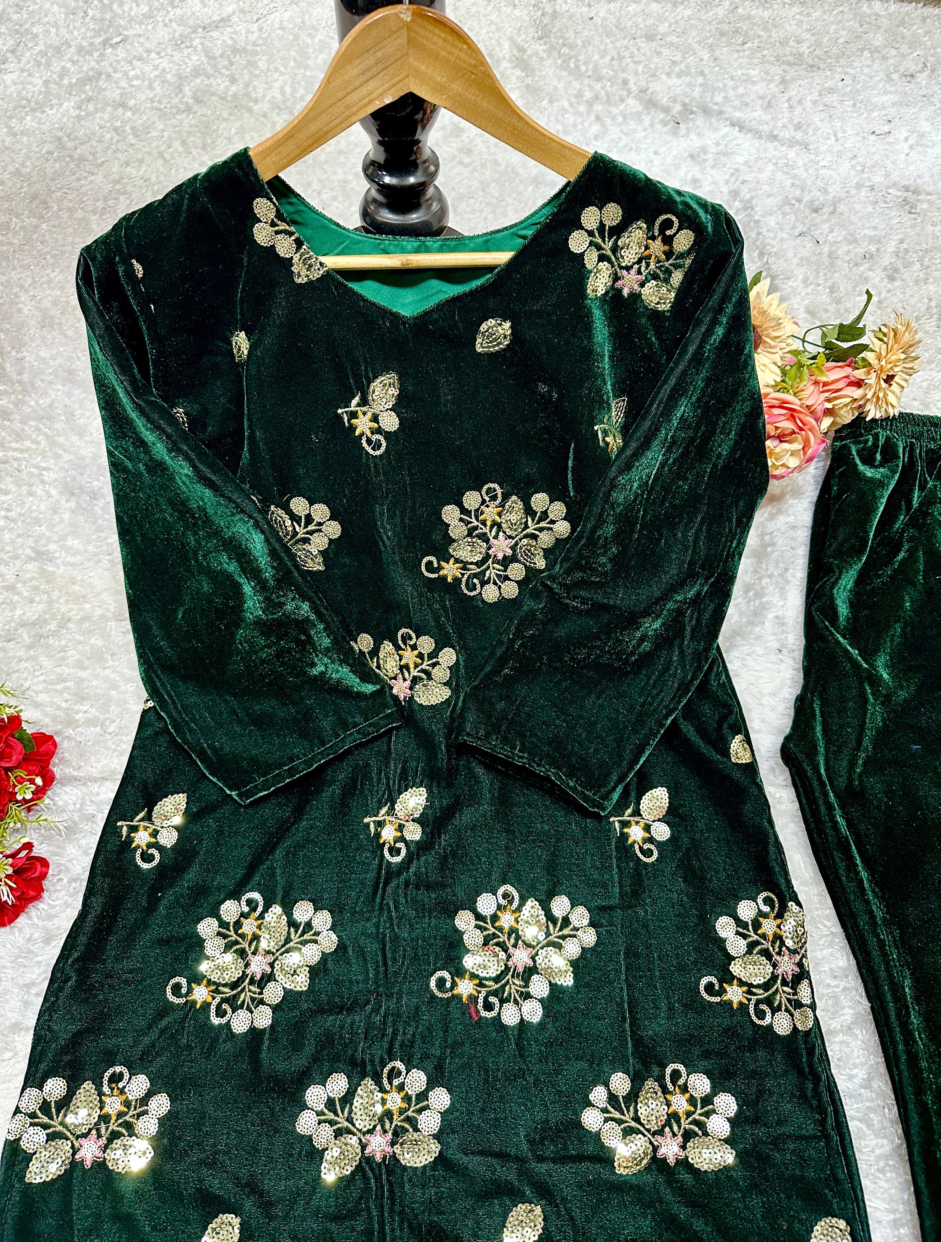 कढ़ाई वर्क से सजा खूबसूरत पार्टी वेयर टॉप और बॉटम