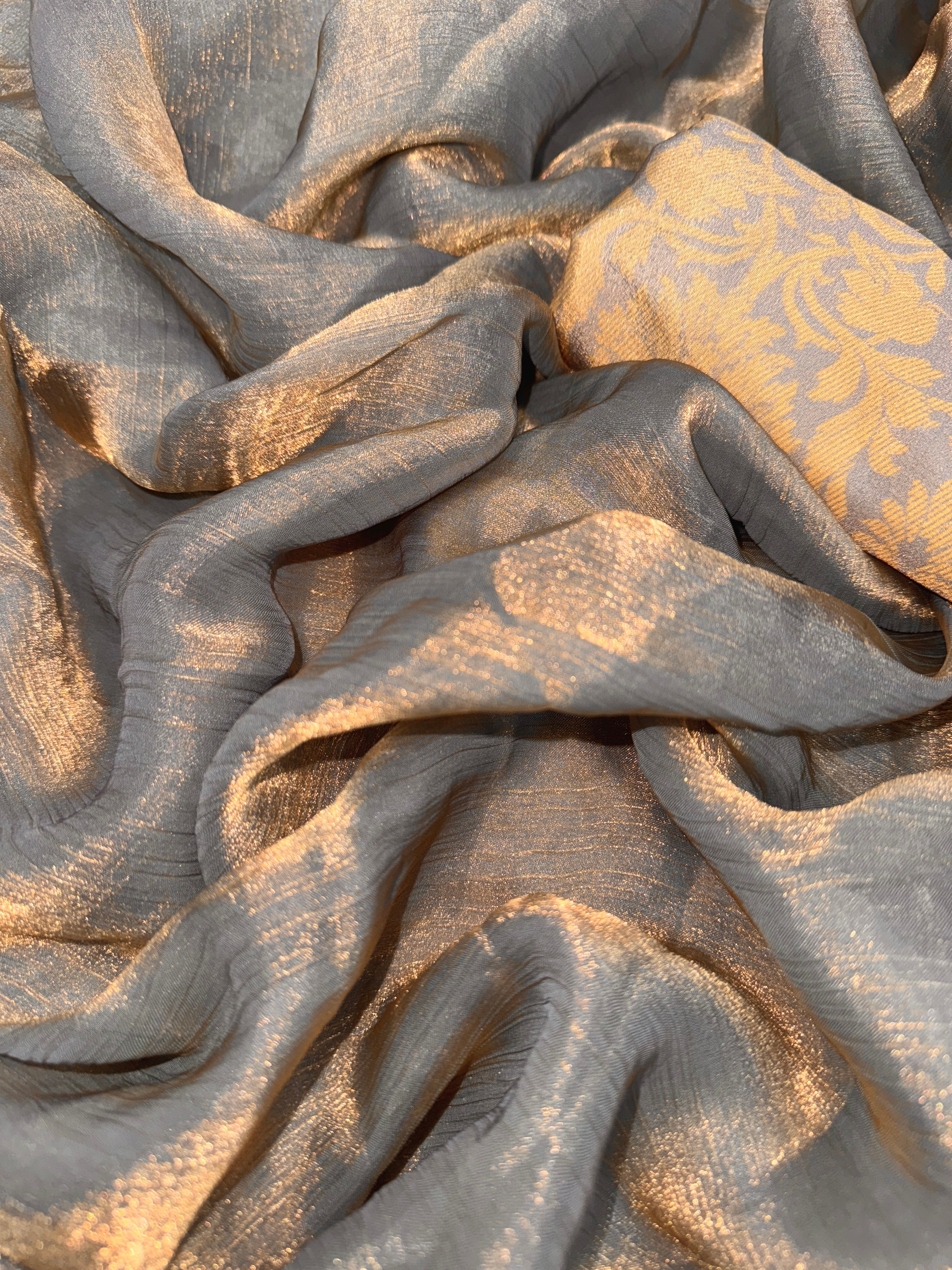 डोरी कढ़ाई और लेस बॉर्डर वाली डिज़ाइनर साड़ी