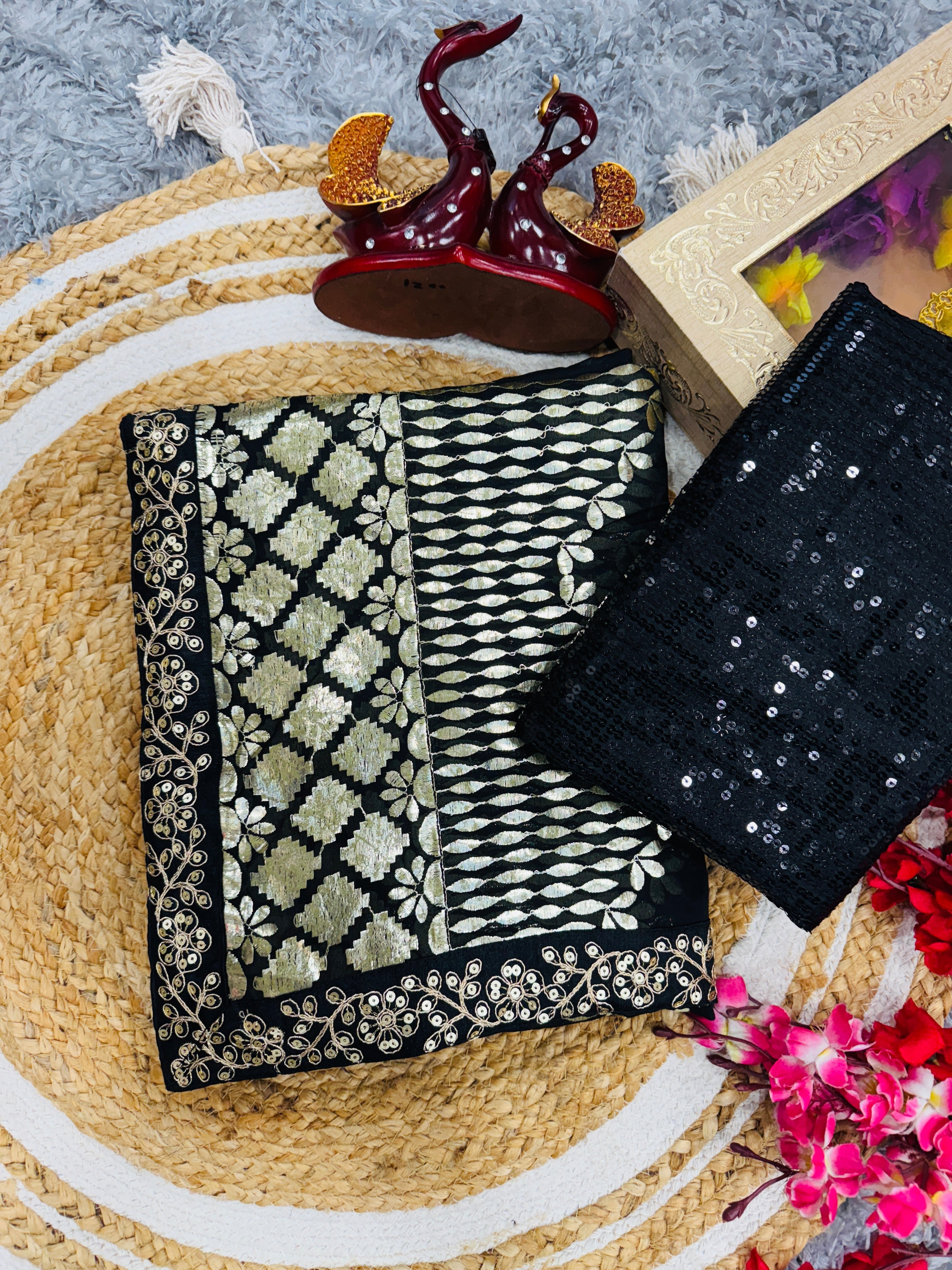 खूबसूरत ज़री और फ़ॉइल कढ़ाई वाली डिज़ाइनर साड़ी