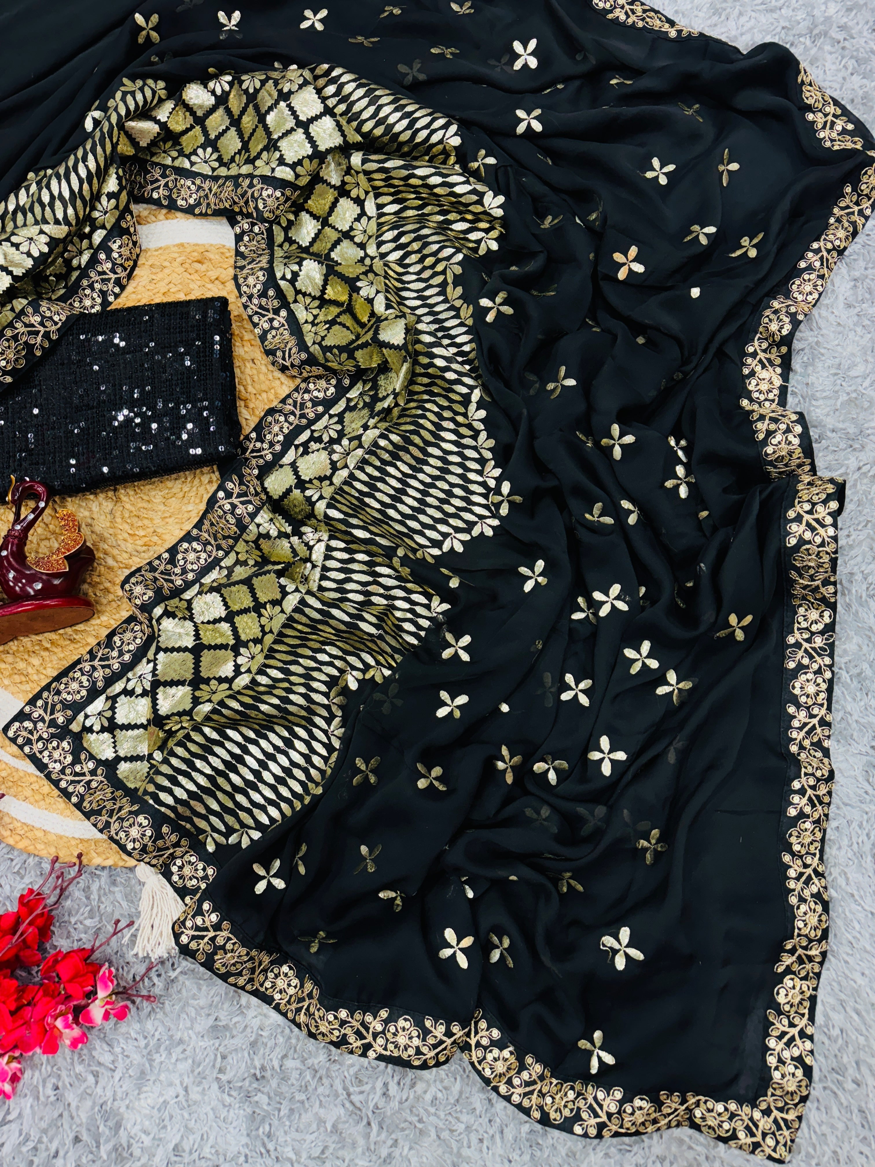 खूबसूरत ज़री और फ़ॉइल कढ़ाई वाली डिज़ाइनर साड़ी