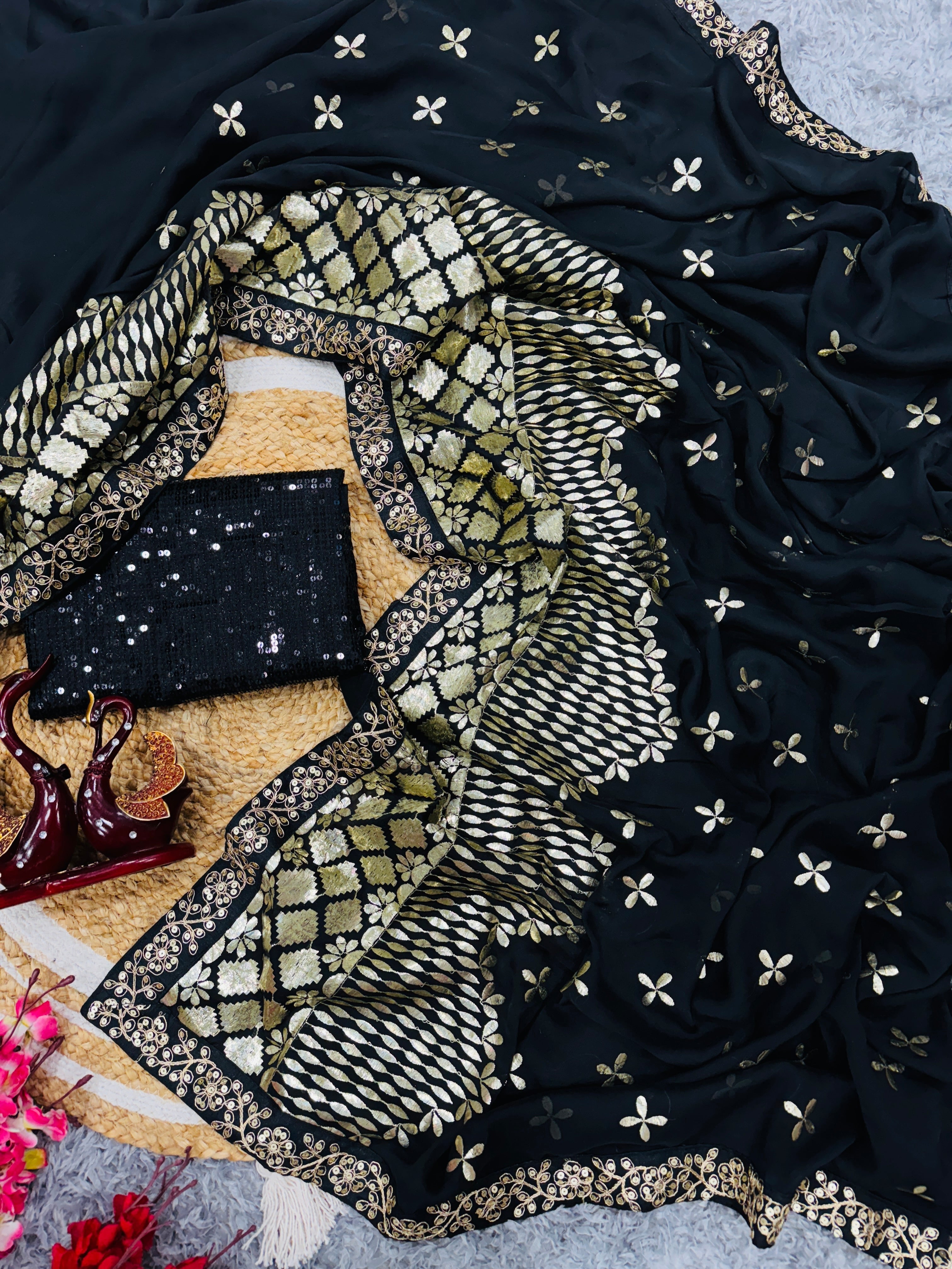 खूबसूरत ज़री और फ़ॉइल कढ़ाई वाली डिज़ाइनर साड़ी