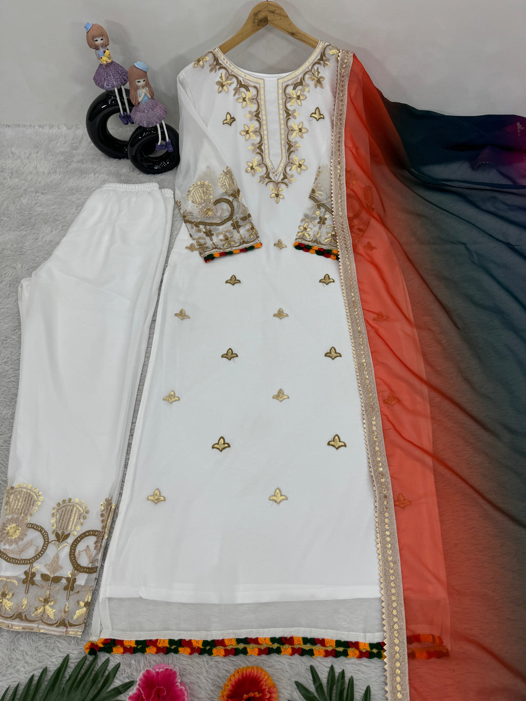 पार्टी के लिए उपयुक्त खूबसूरत ट्रेंडी टॉप, बॉटम और दुपट्टा