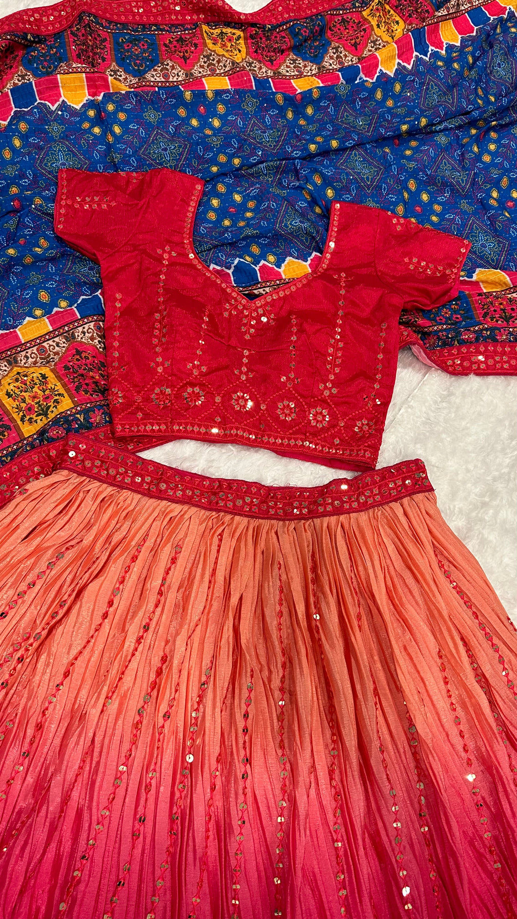 सीक्वेंस और थ्रेड वर्क वाला पार्टी वेयर लहंगा चोली