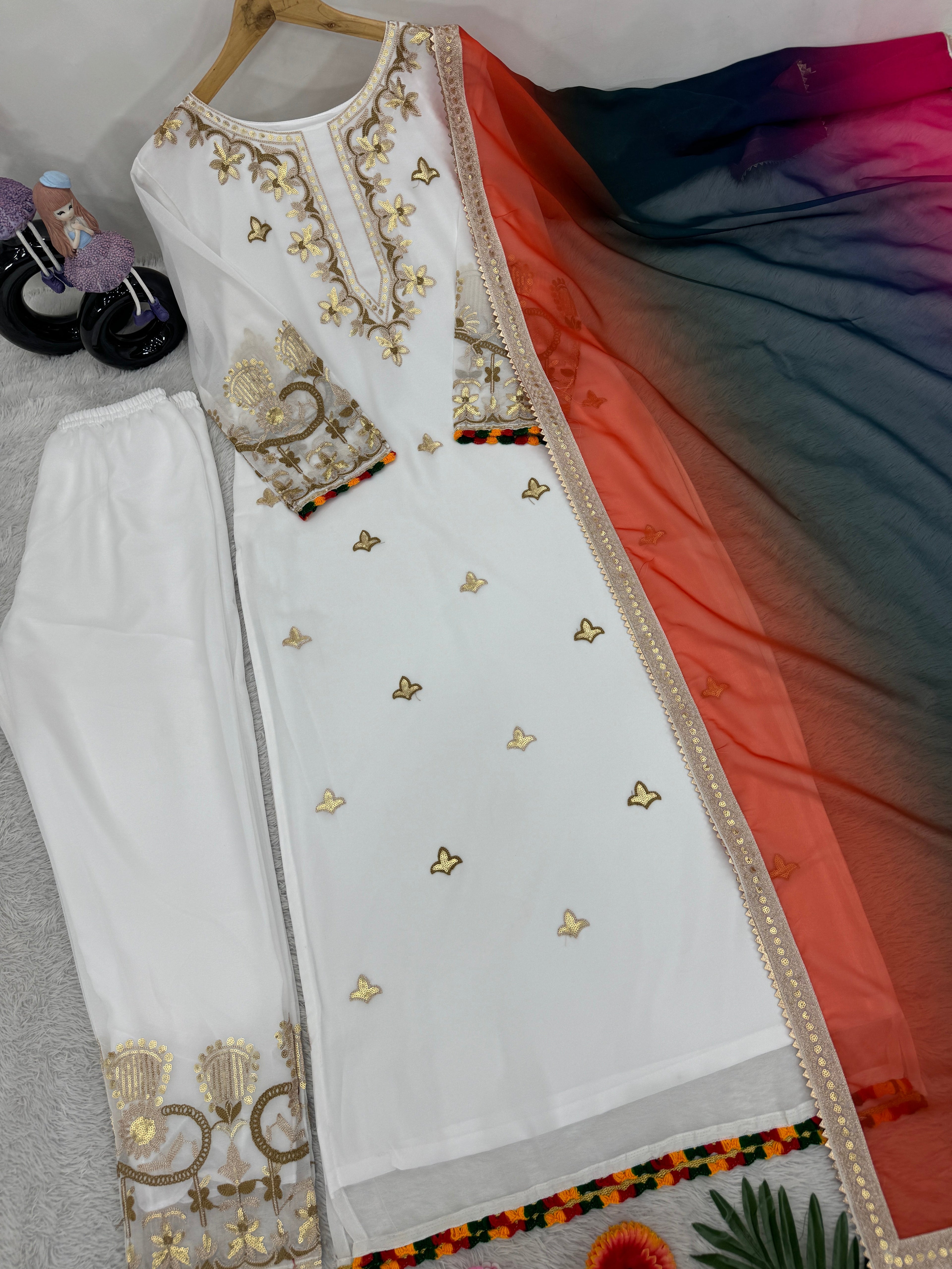 पार्टी के लिए उपयुक्त खूबसूरत ट्रेंडी टॉप, बॉटम और दुपट्टा