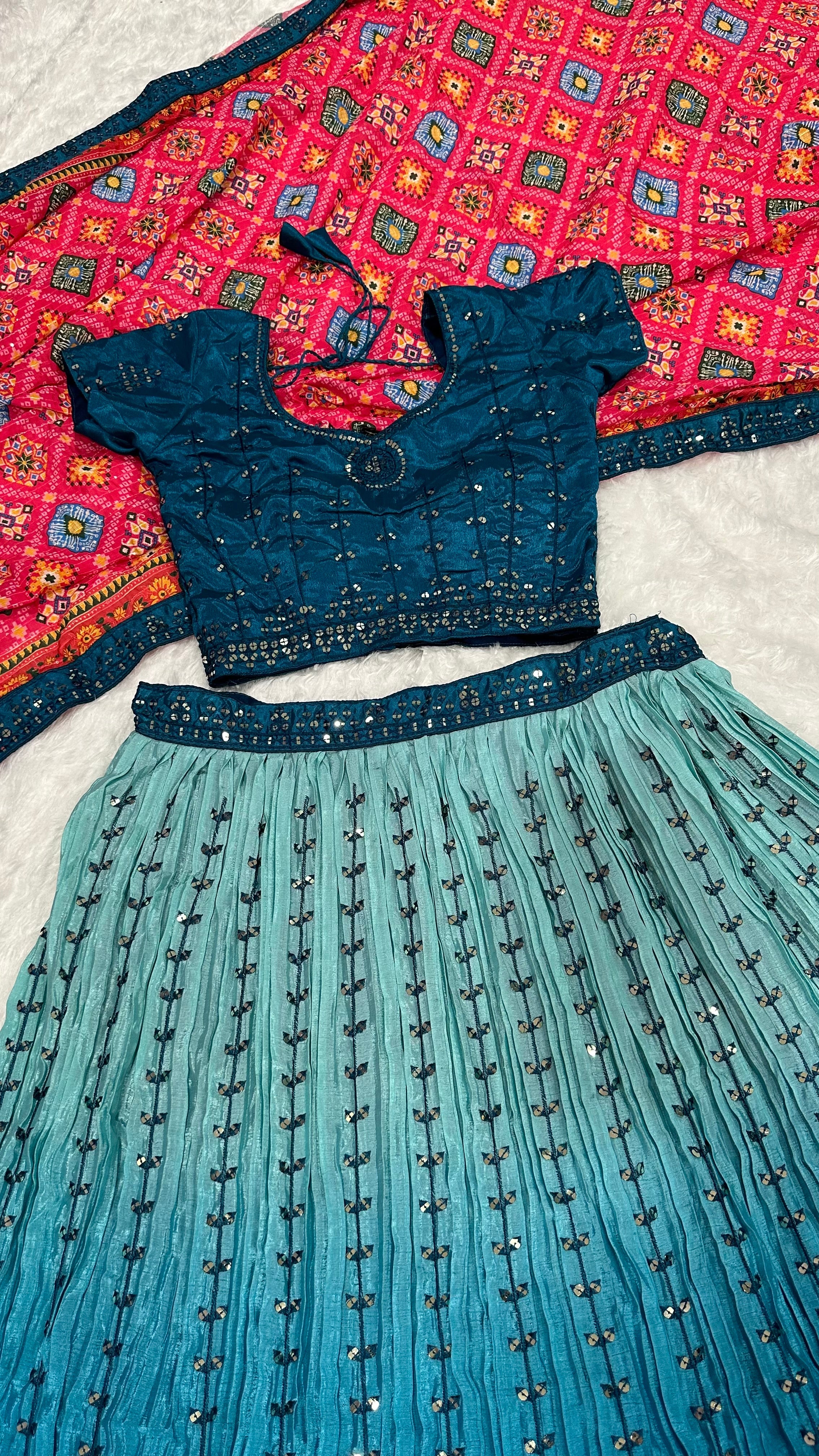 पार्टी वेयर डिजाइनर लहंगा चोली, सीक्वेंस और थ्रेड वर्क के साथ