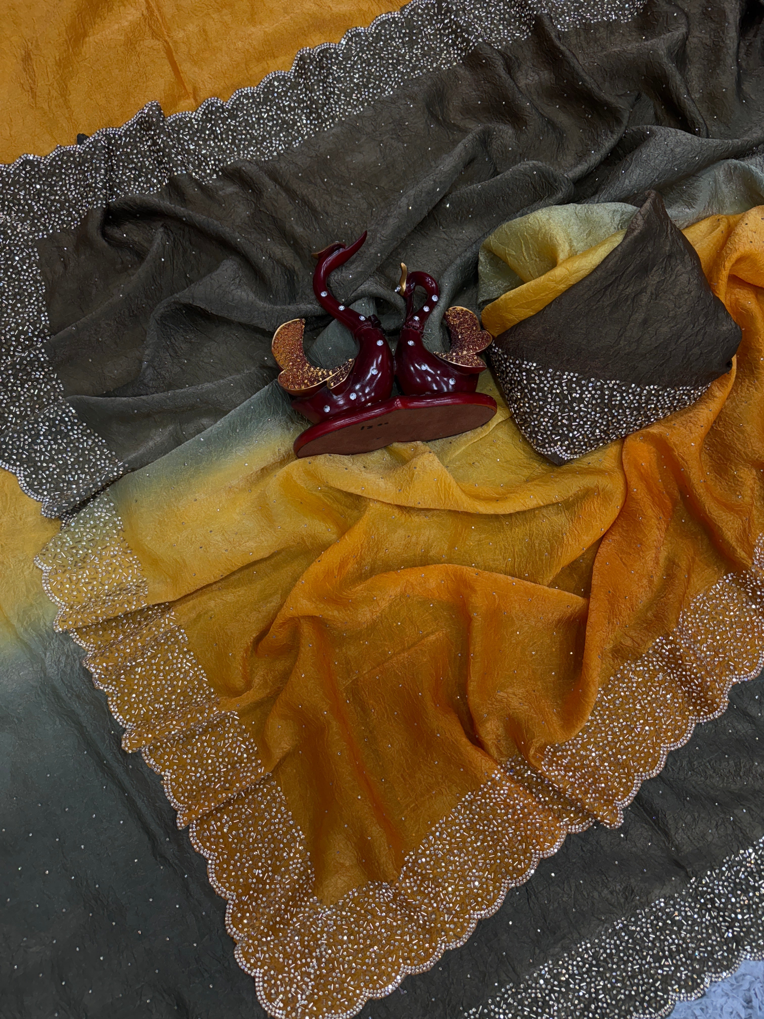 असली जारखन डायमंड वर्क वाली डिज़ाइनर साड़ी