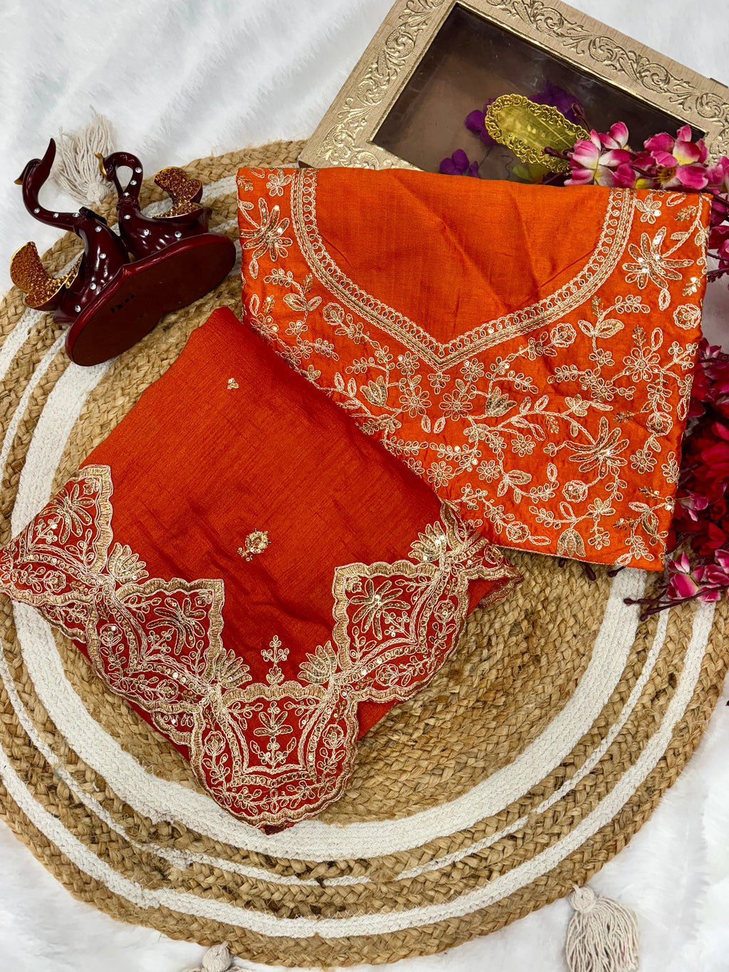 सुंदर कॉर्डिंग और सीक्वेंस कढ़ाई वर्क वाली आकर्षक साड़ी