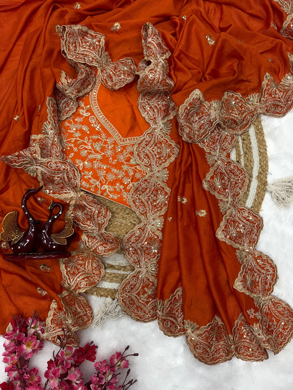 सुंदर कॉर्डिंग और सीक्वेंस कढ़ाई वर्क वाली आकर्षक साड़ी