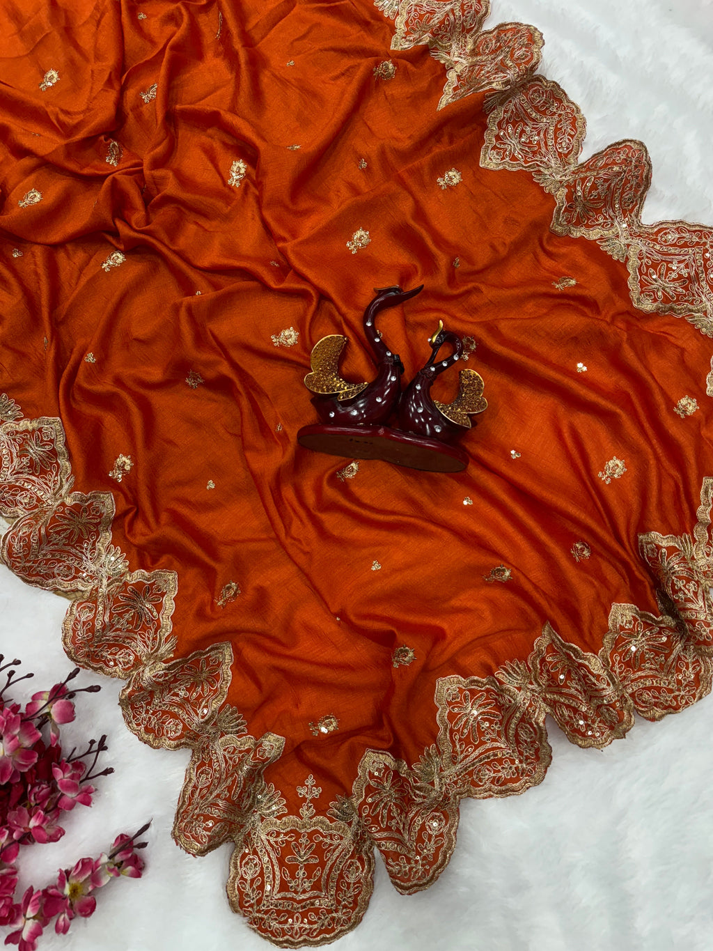 सुंदर कॉर्डिंग और सीक्वेंस कढ़ाई वर्क वाली आकर्षक साड़ी