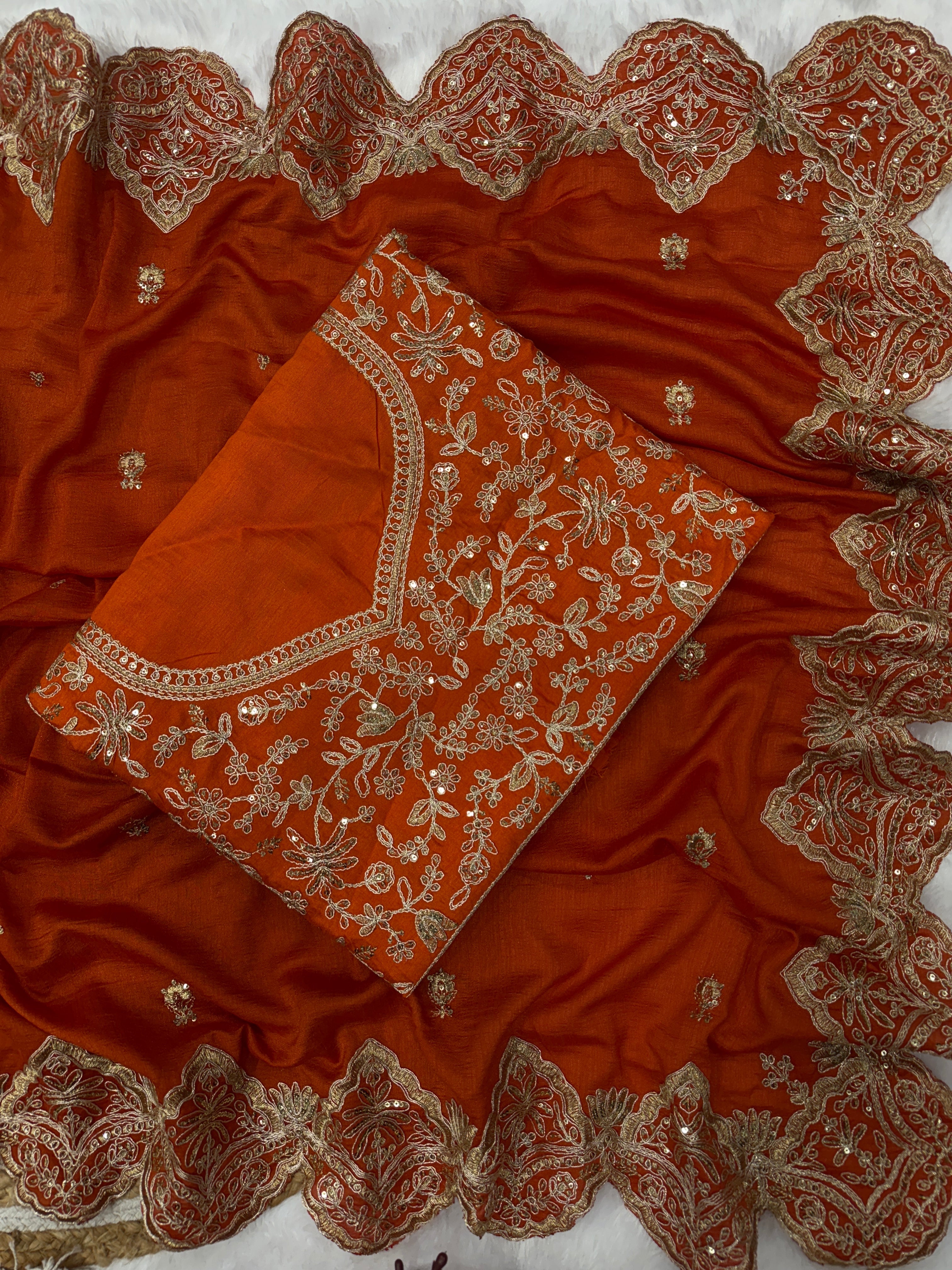 सुंदर कॉर्डिंग और सीक्वेंस कढ़ाई वर्क वाली आकर्षक साड़ी