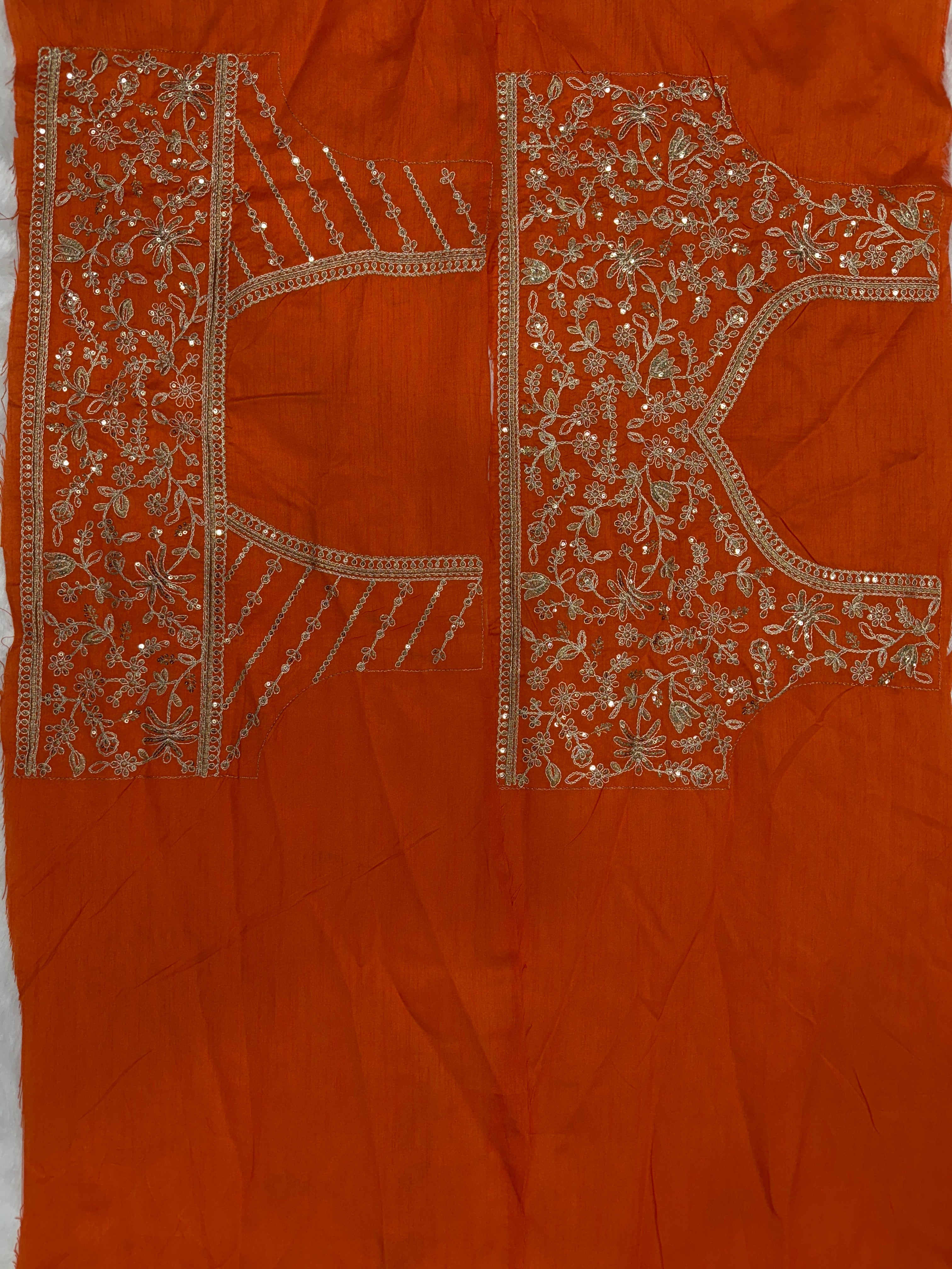 सुंदर कॉर्डिंग और सीक्वेंस कढ़ाई वर्क वाली आकर्षक साड़ी