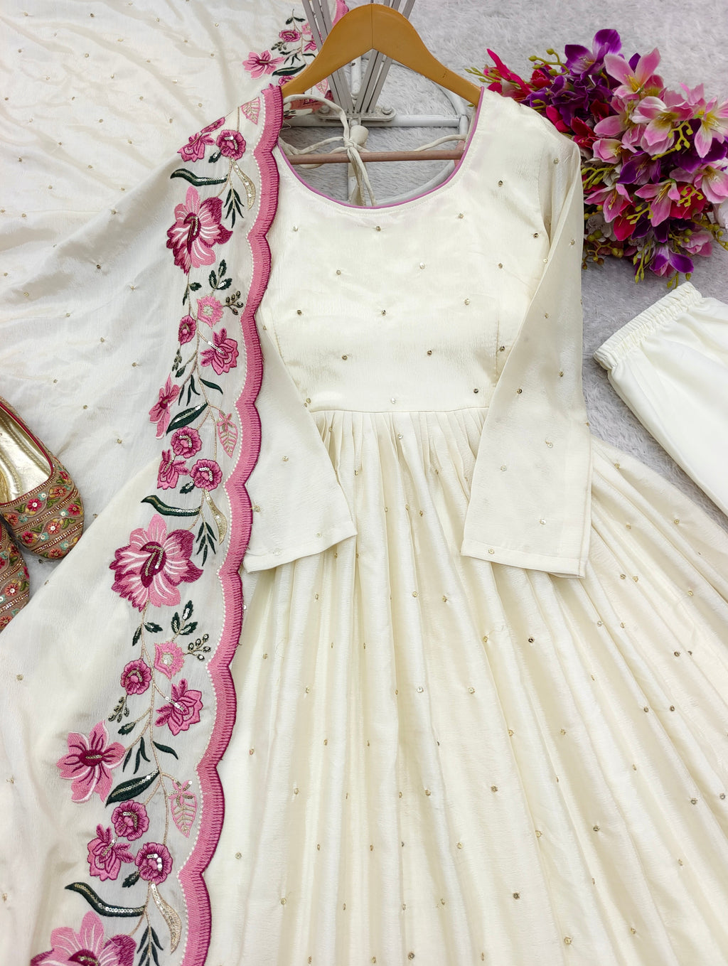 खूबसूरत पार्टी गाउन - पैंटी और दुपट्टे पर कढ़ाई का काम