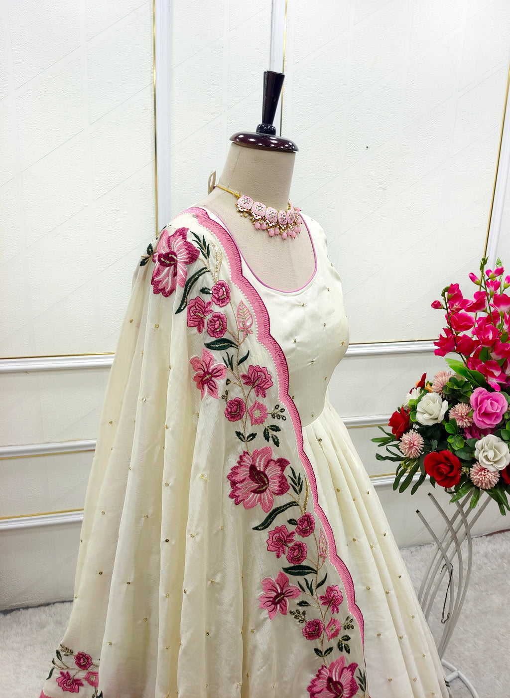 खूबसूरत पार्टी गाउन - पैंटी और दुपट्टे पर कढ़ाई का काम