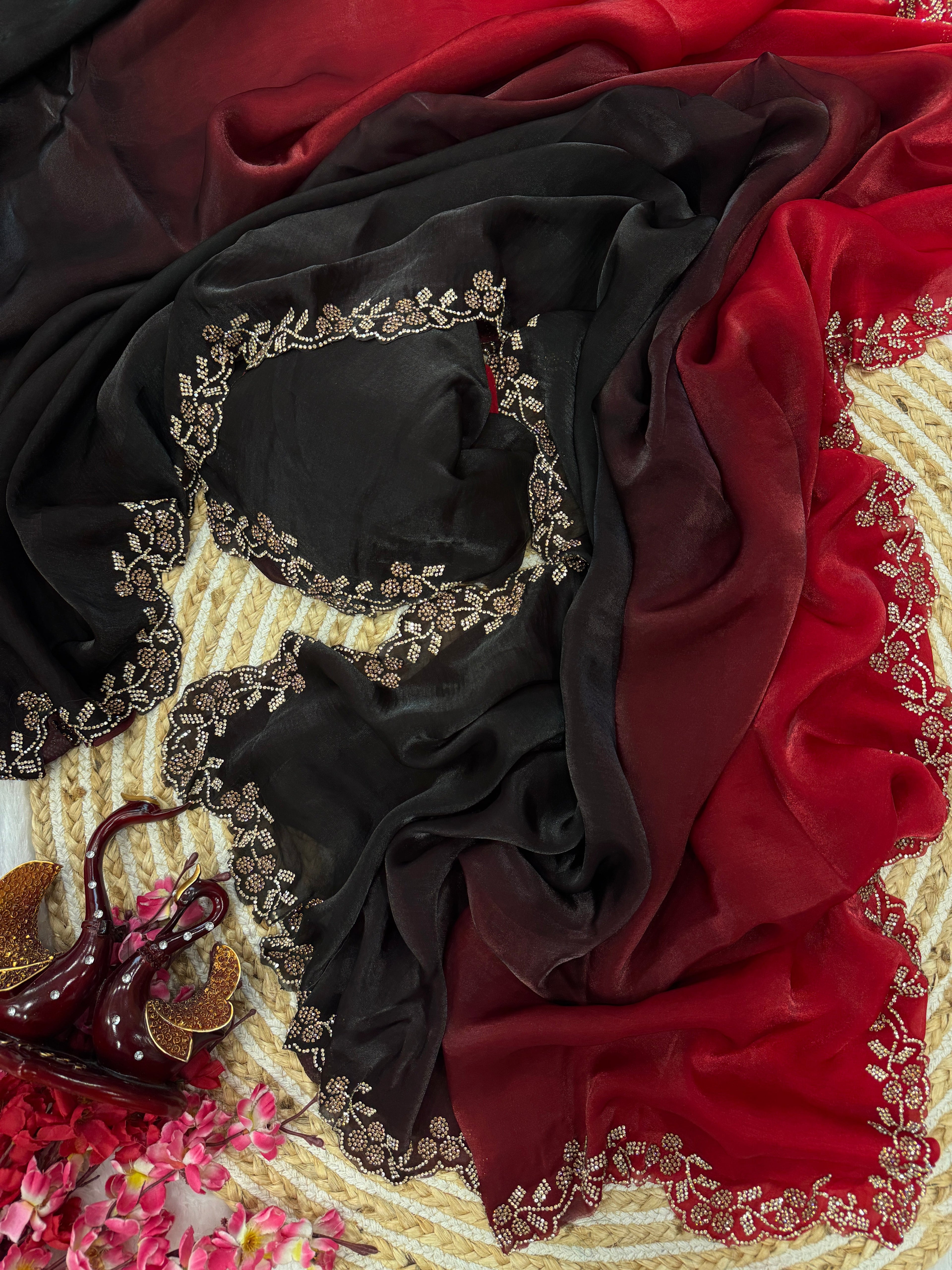 डायमंड वर्क वाली डिजाइनर पार्टी वेयर स्टाइल साड़ी 