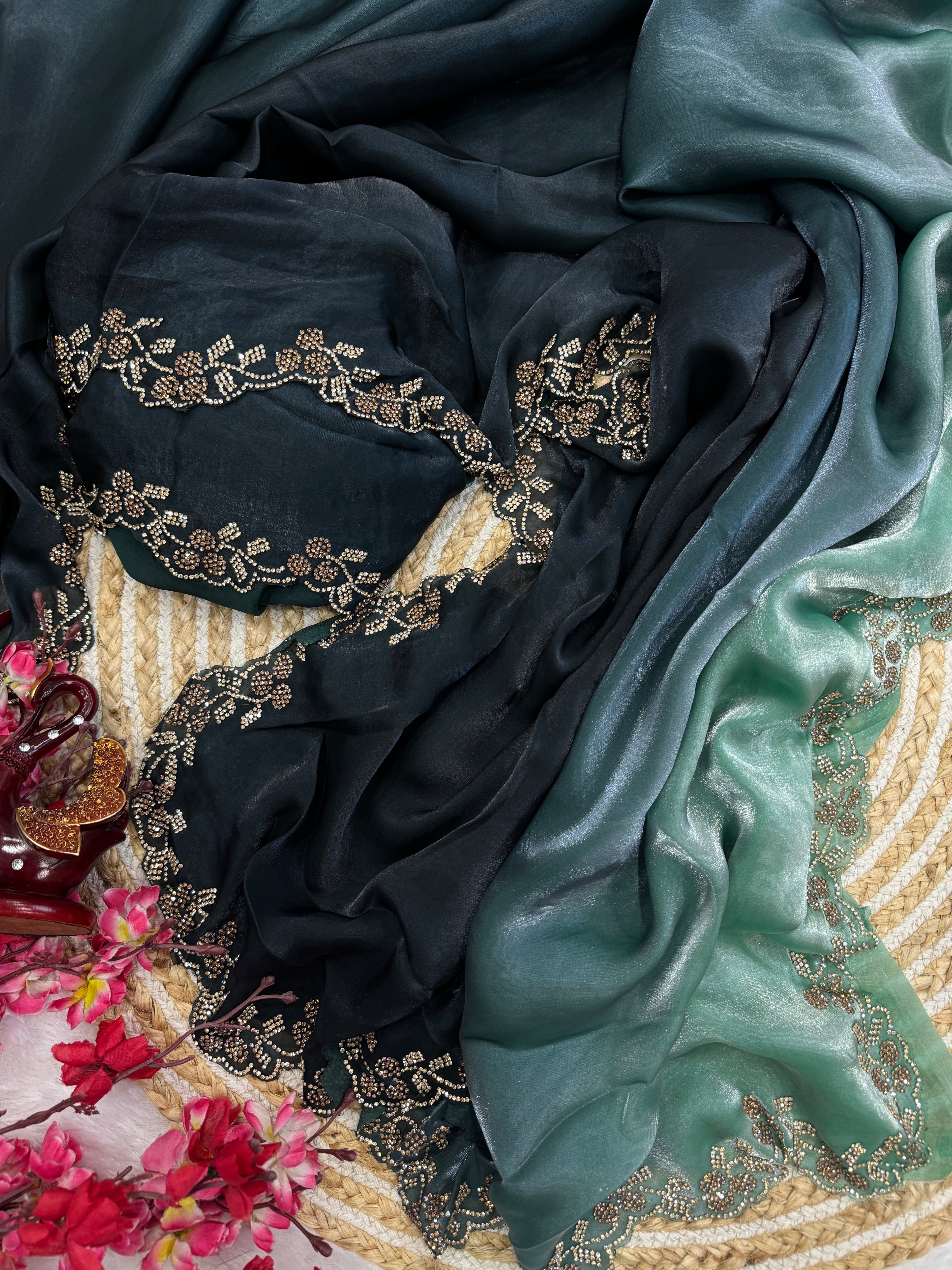 डायमंड वर्क वाली डिजाइनर पार्टी वेयर स्टाइल साड़ी 