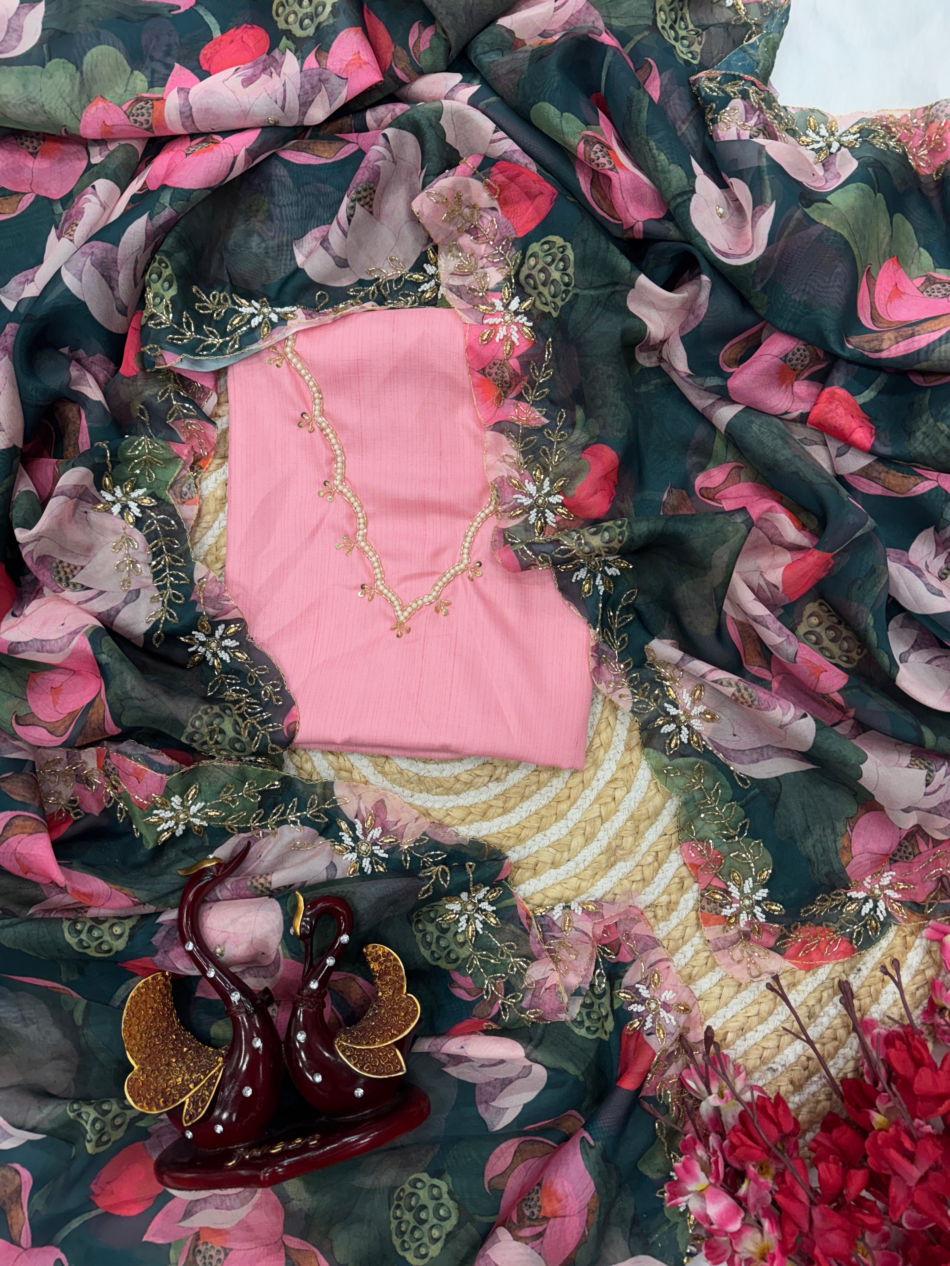 पार्टी के लिए उपयुक्त, फूलों की प्रिंट और मोतियों की कढ़ाई वाली खूबसूरत साड़ी।