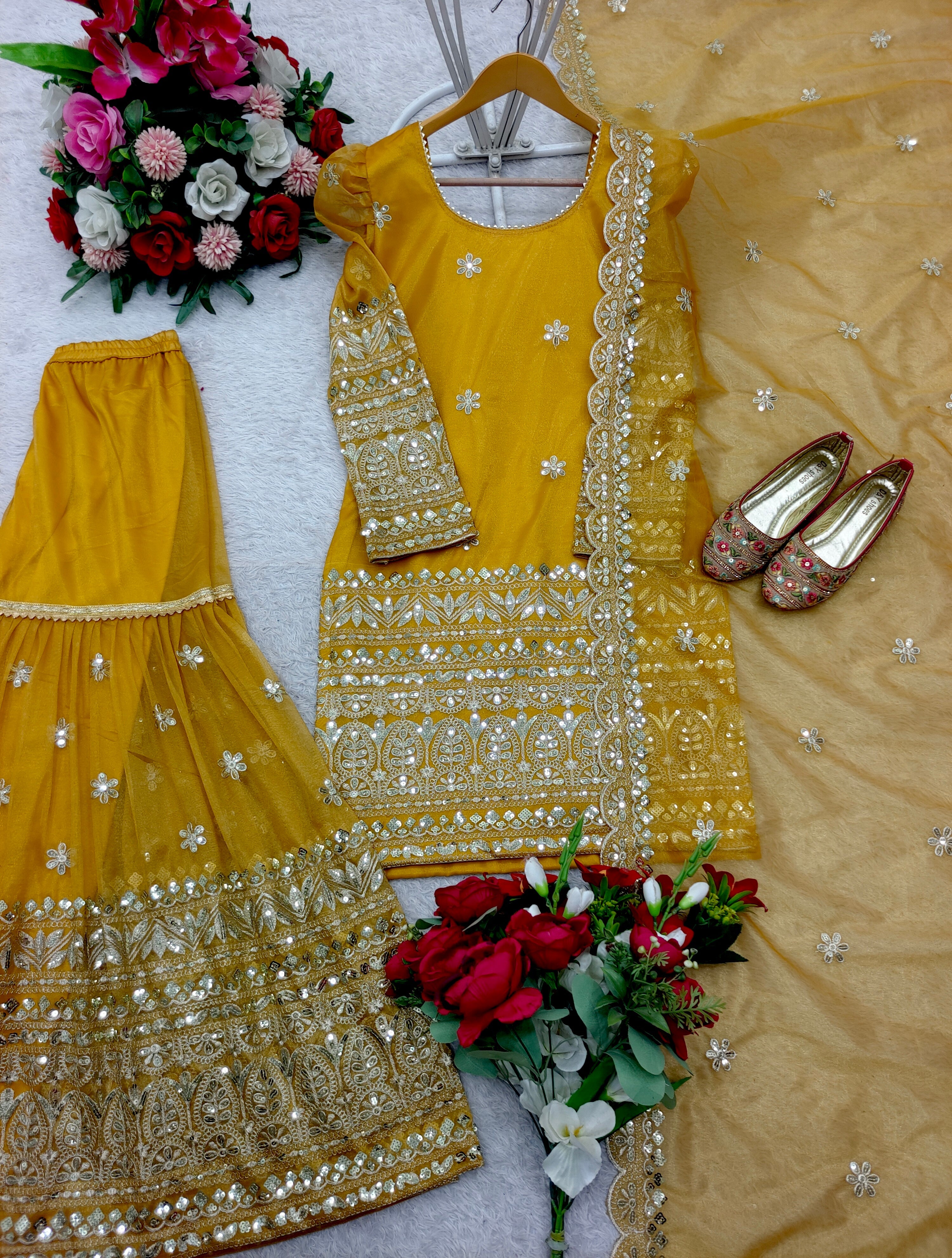 पार्टी वेयर टॉप-शरारा और दुपट्टा, कढ़ाई और सीक्वेंस वर्क के साथ