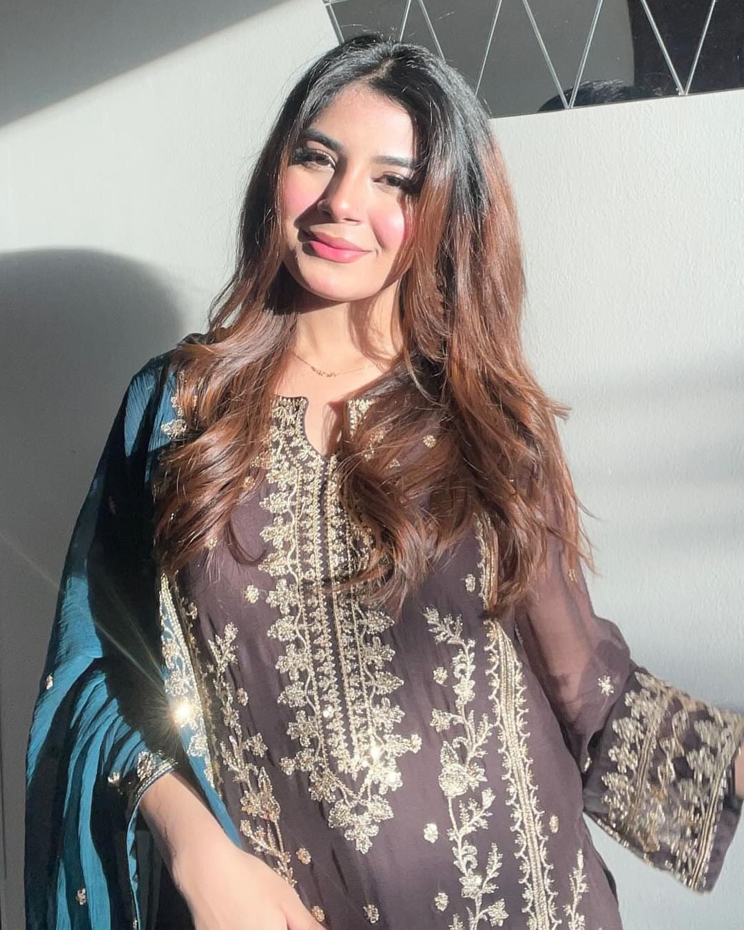 हैवी एम्ब्रॉयडरी सीक्वेंस वर्क वाला ट्रेंडी टॉप-बॉटम और दुपट्टा